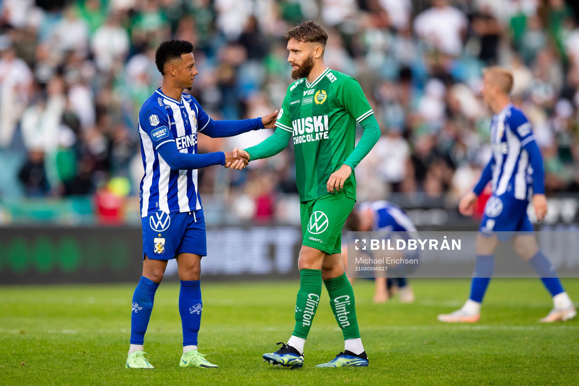IFK Göteborgs Tobias Sana och Hammarbys Simon Sandberg efter fotbollsmatchen i Allsvenskan mellan IFK Göteborg och Hammarby den 8 augusti 2021 i Göteborg.