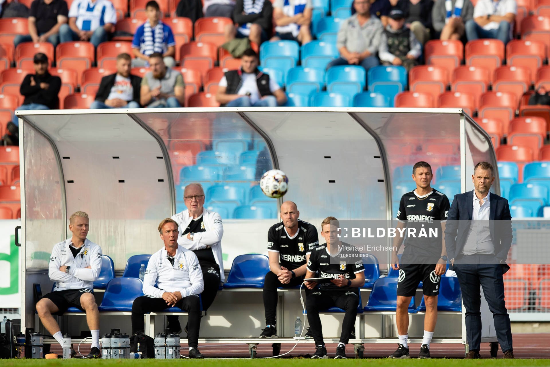 IFK Göteborgs ledarbänk med assisterande tränare William