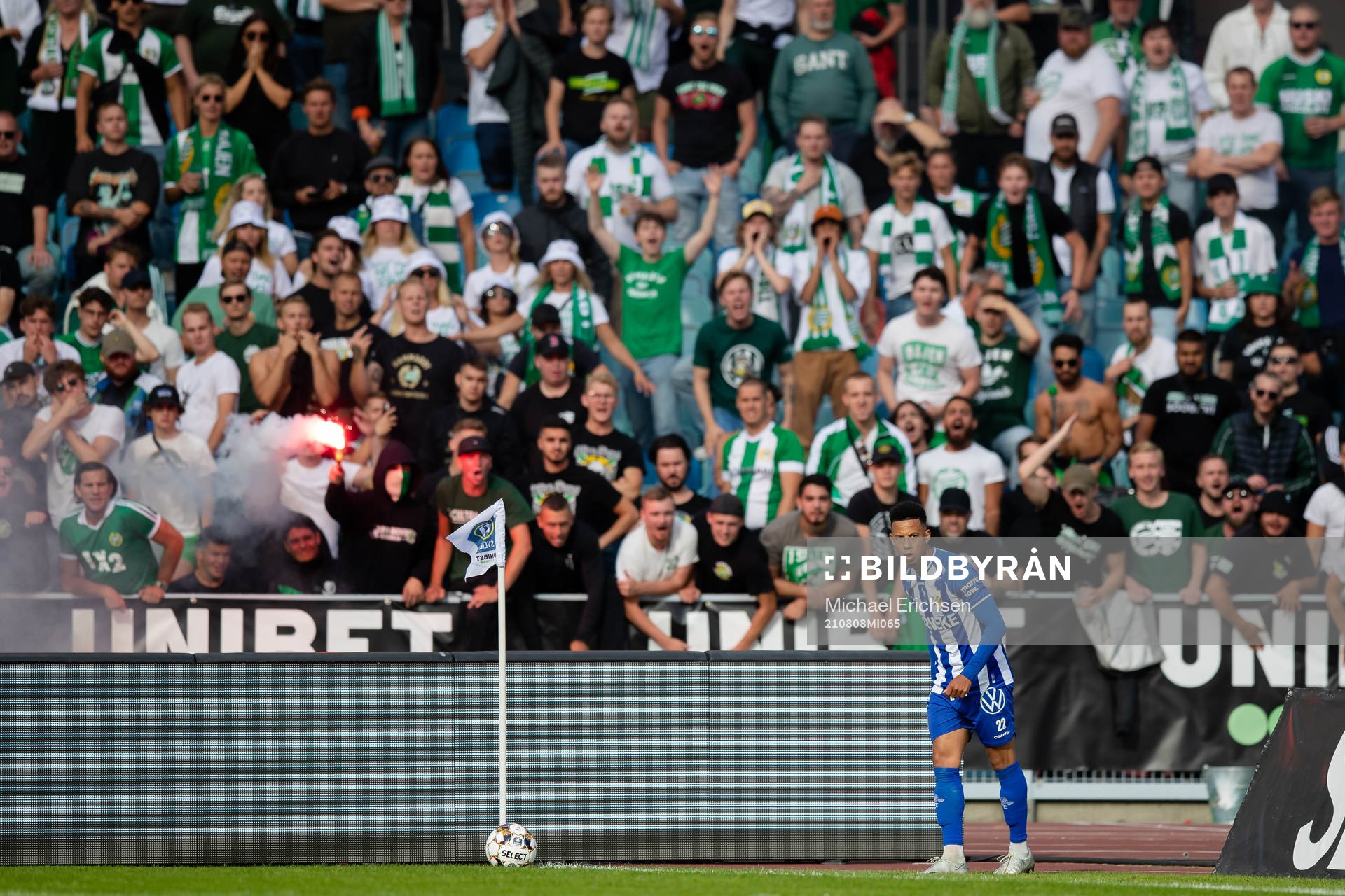 IFK Göteborgs Tobias Sana i färd med att slå en hörna