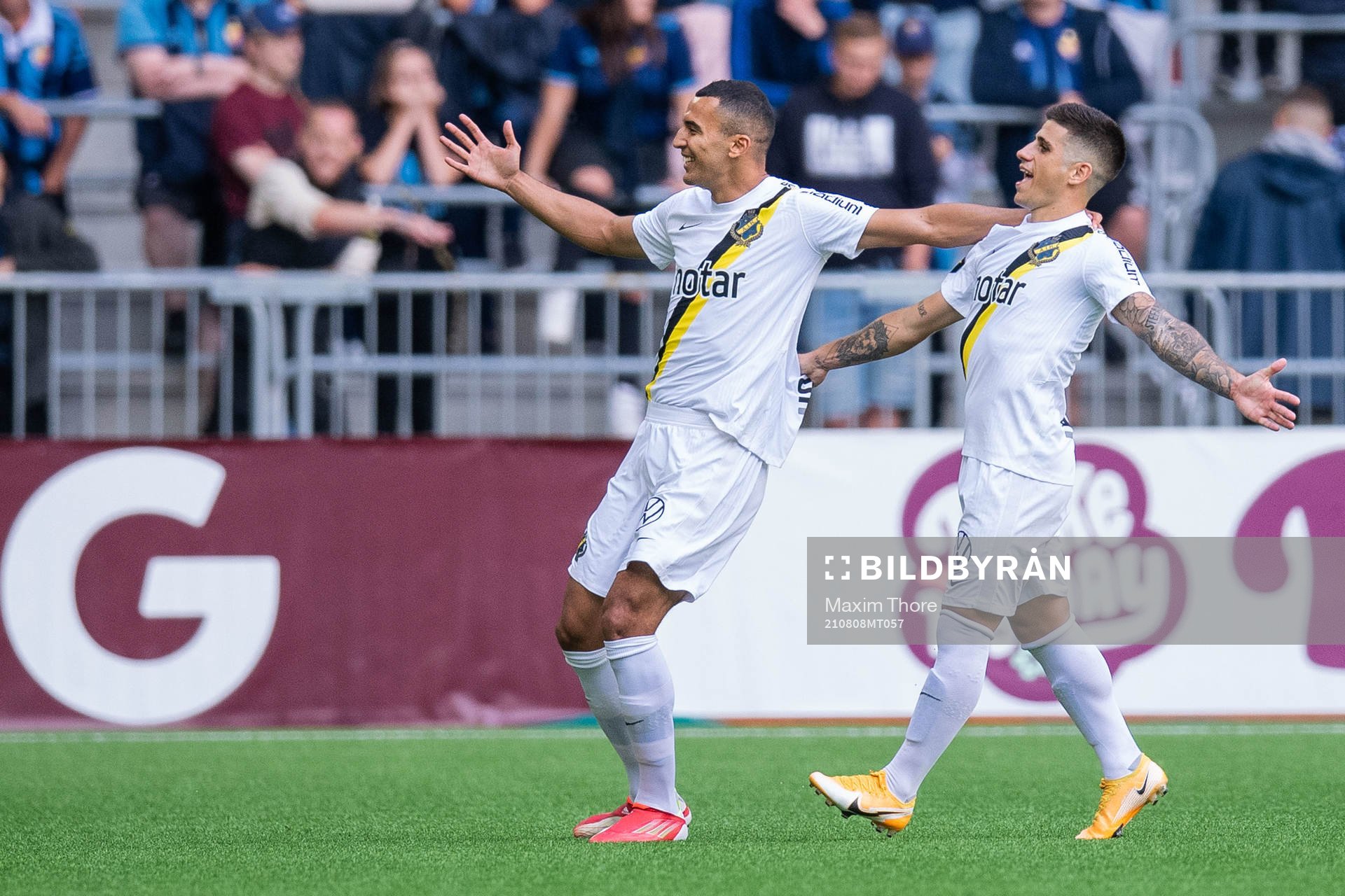 s Nicolas Stefanelli och Nabil Bahoui jublar