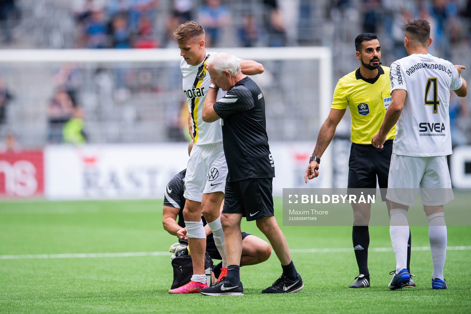 s Bojan Radulovic får hjälpt av planen