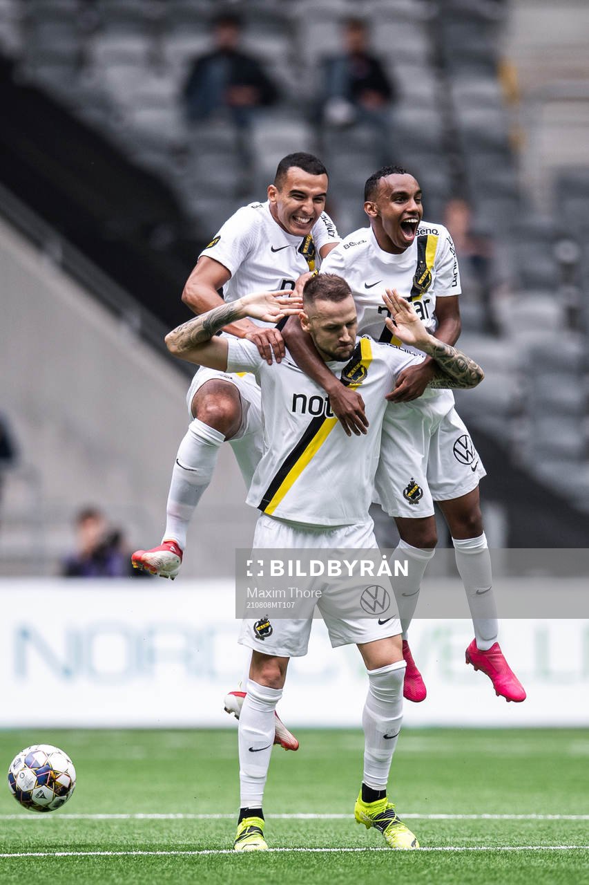 s Nabil Bahoui, Bilal Hussein och Alexander Milosevic jublar