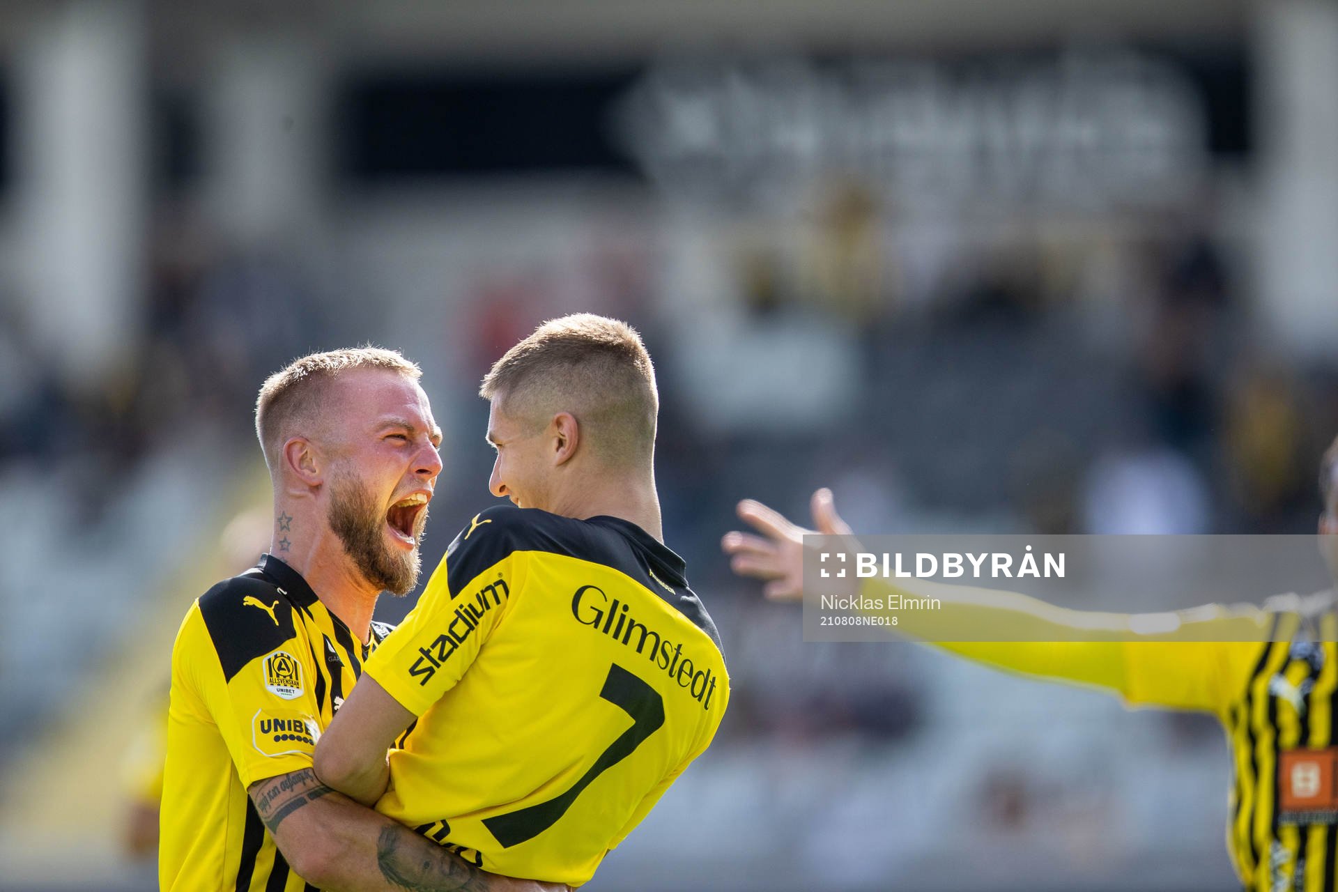 Häckens Alexander Faltsetas och Leo Bengtsson jublar efter 4-0 under fotbollsmatchen i Allsvenskan mellan Häcken och Östersund den 8 augusti 2021 i Göteborg.
