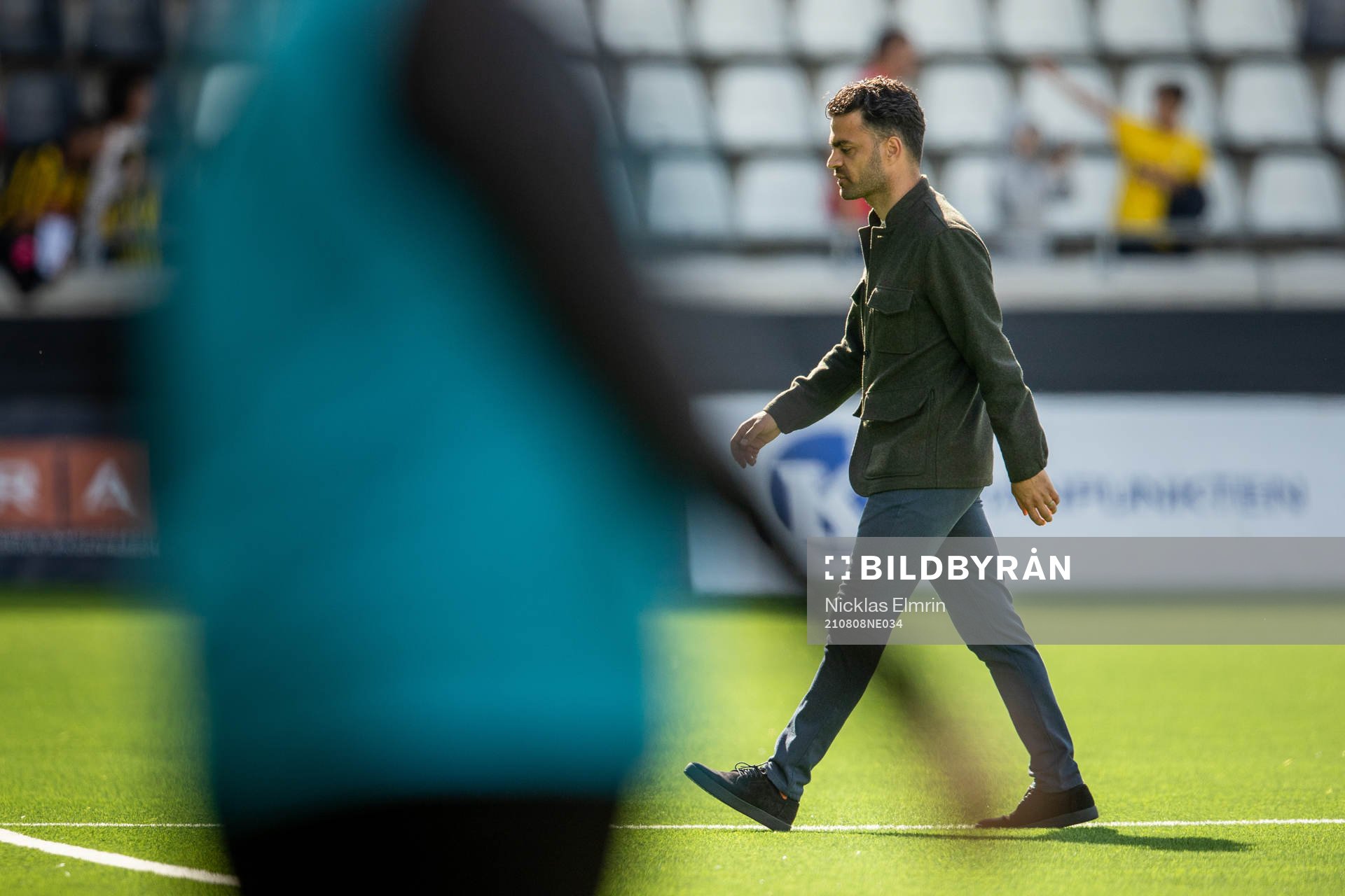 Östersunds tränare Amir Azrafshan lämnar planen