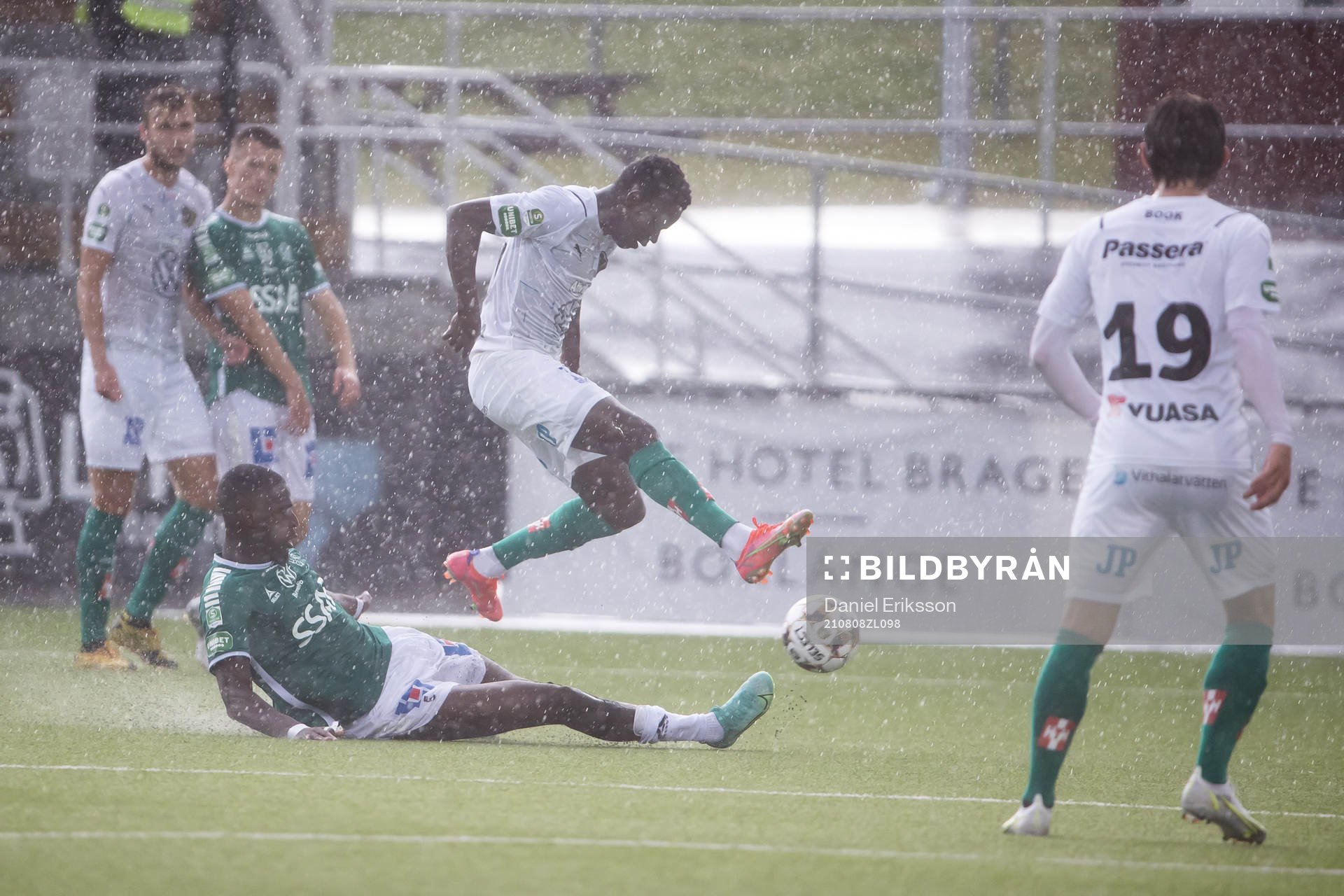 Brages Adil Titi och Jönköpings Eric Johana Omondi