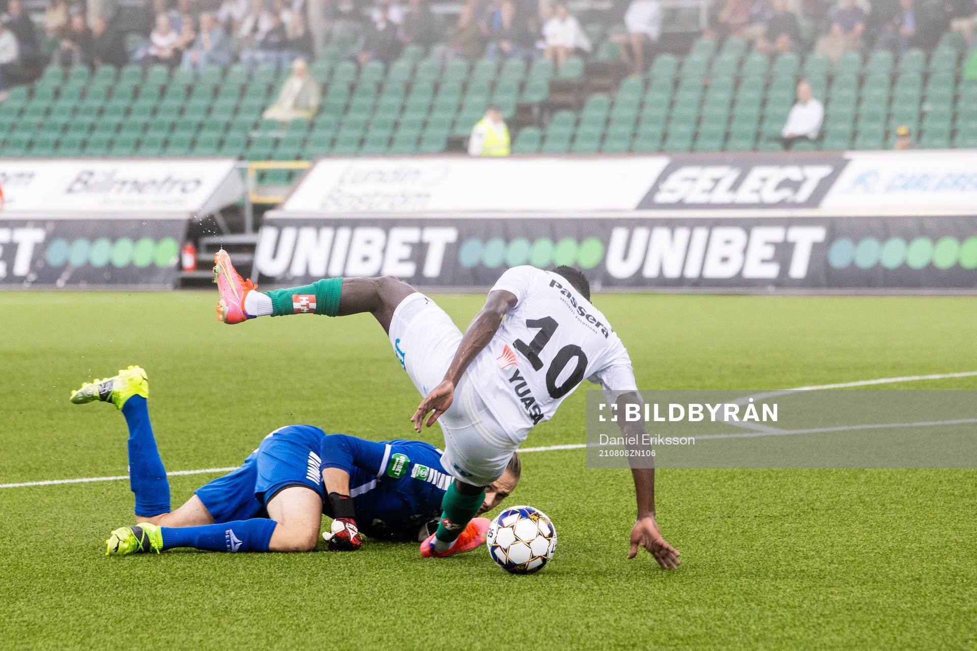 Brages målvakt Adrian Engdahl och Jönköpings Eric Johana