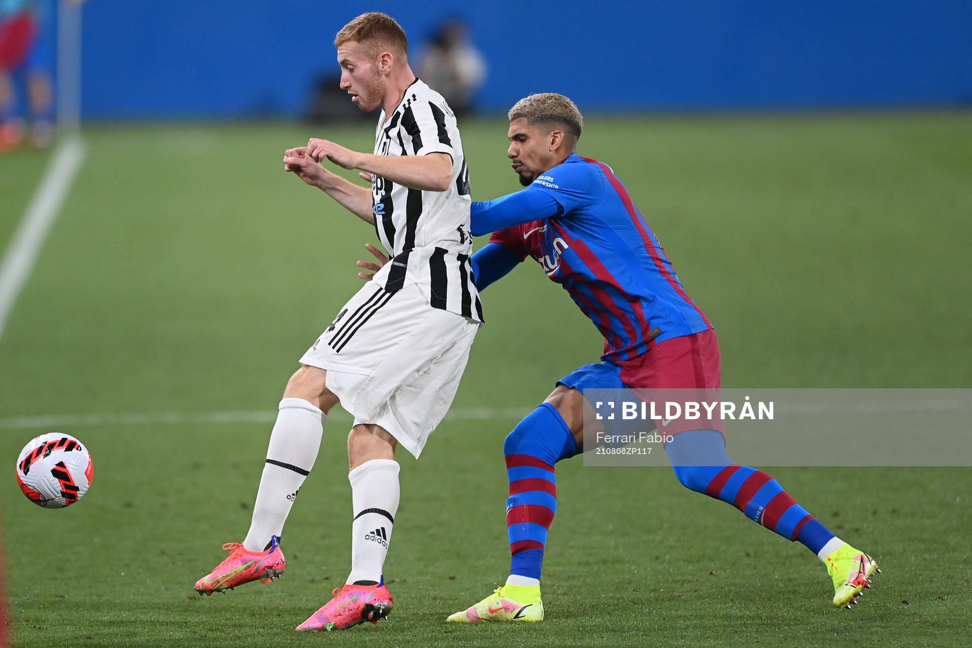 Dejan Kulusevski of Juventus and Ronald Araújo of Barcelona during a friendly match between Juventus and Barcelona on August 2, 2021 in Barcelona.