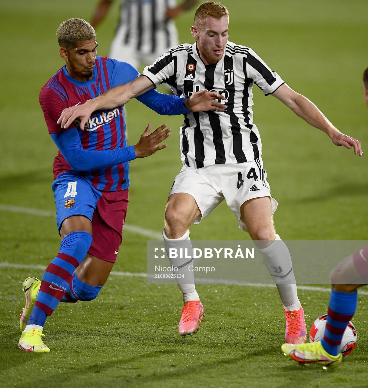 Ronald Araújo of Barcelona and Dejan Kulusevski of Juventus during a friendly match between Juventus and Barcelona on August 2, 2021 in Barcelona.