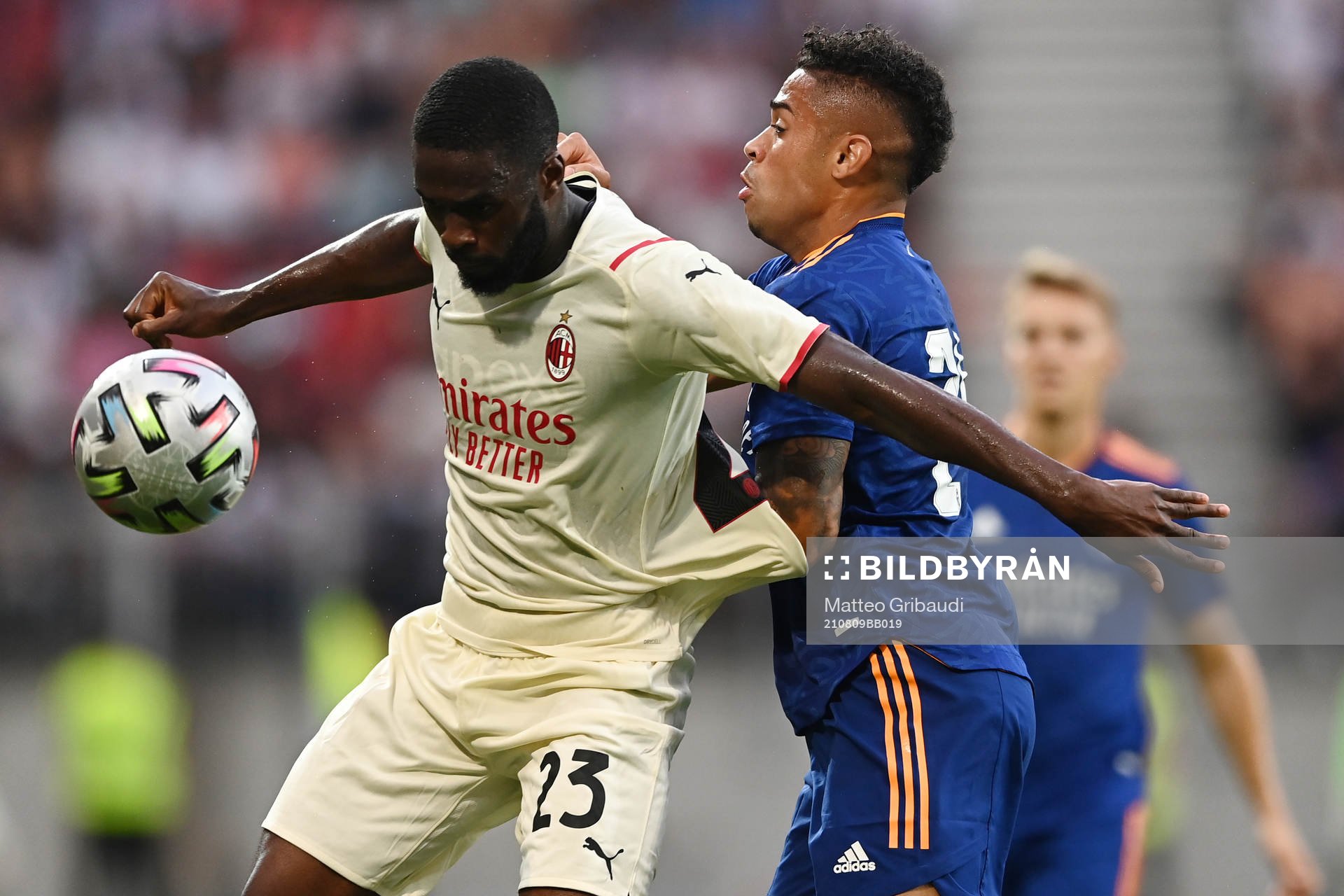 Fikayo Tomori of Milan and Mariano Díaz Mejía of Real Madrid during a friendly game between Real Madrid and Milan on August 8, 2021 in Klagenfurt.