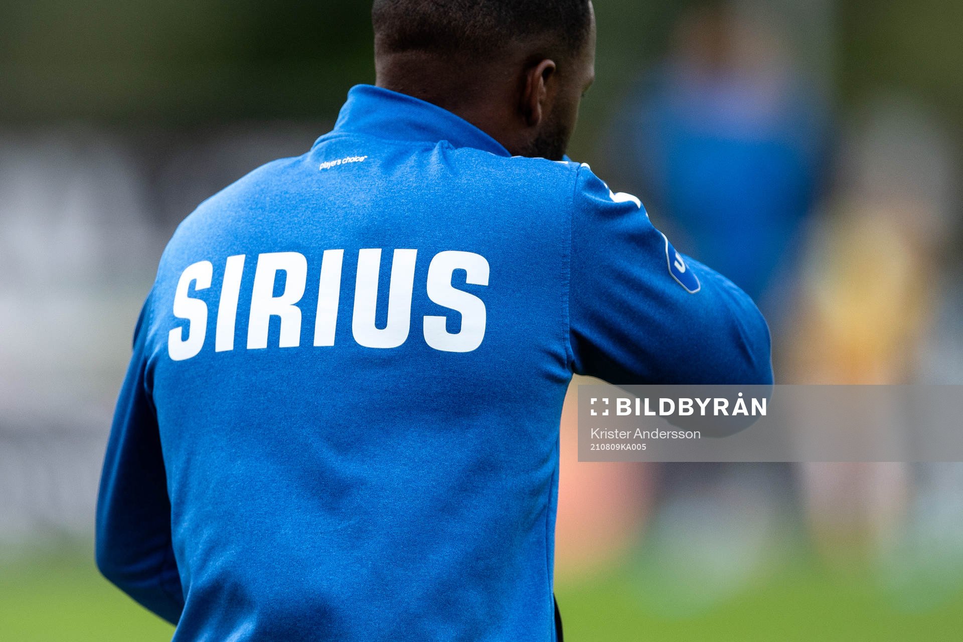 Sirius logo på en tröja före fotbollsmatchen i