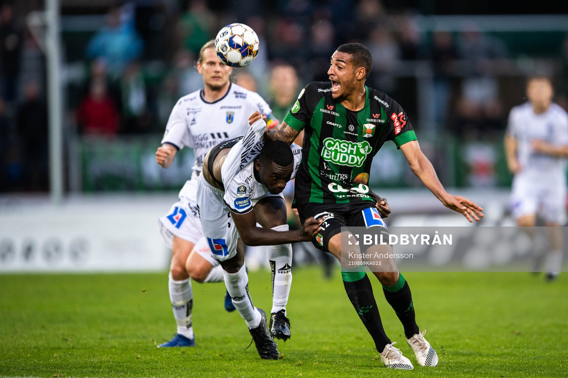 Sirius Patrick Nwadike och Varbergs Simon Karlsson Adjei
