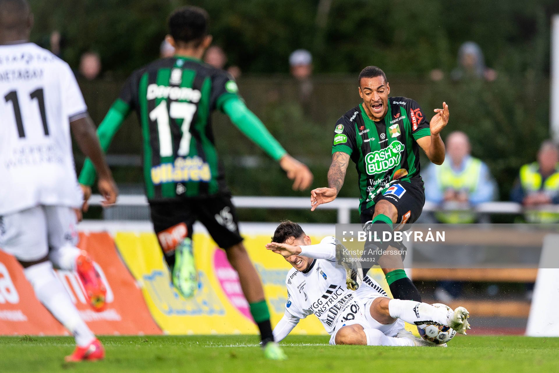 Sirius Laurent Shabani och Varbergs Simon Karlsson Adjei