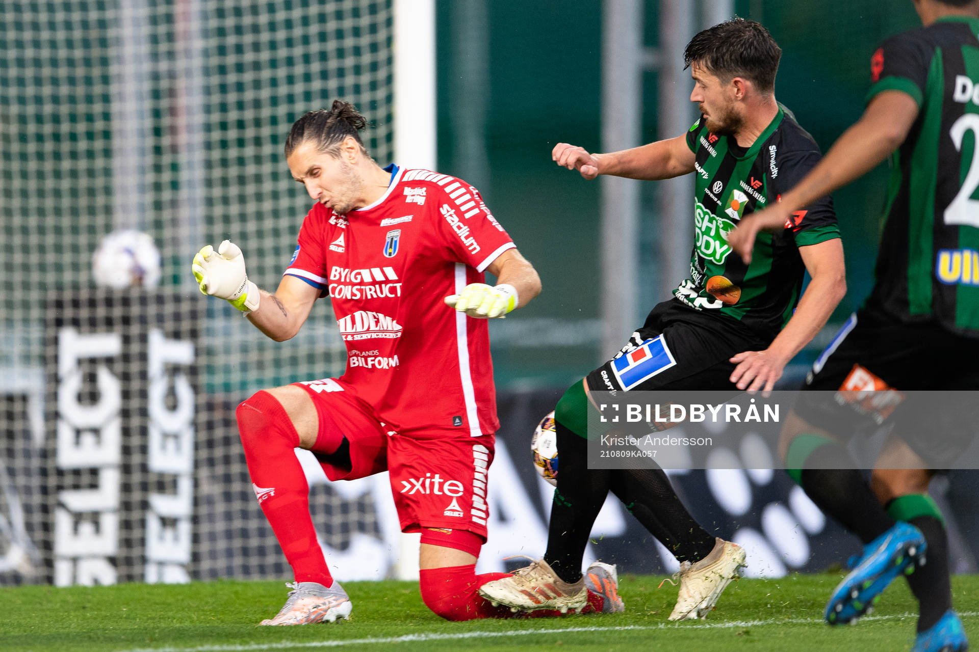 Sirius målvakt David Mitov Nilsson och Varbergs Robin