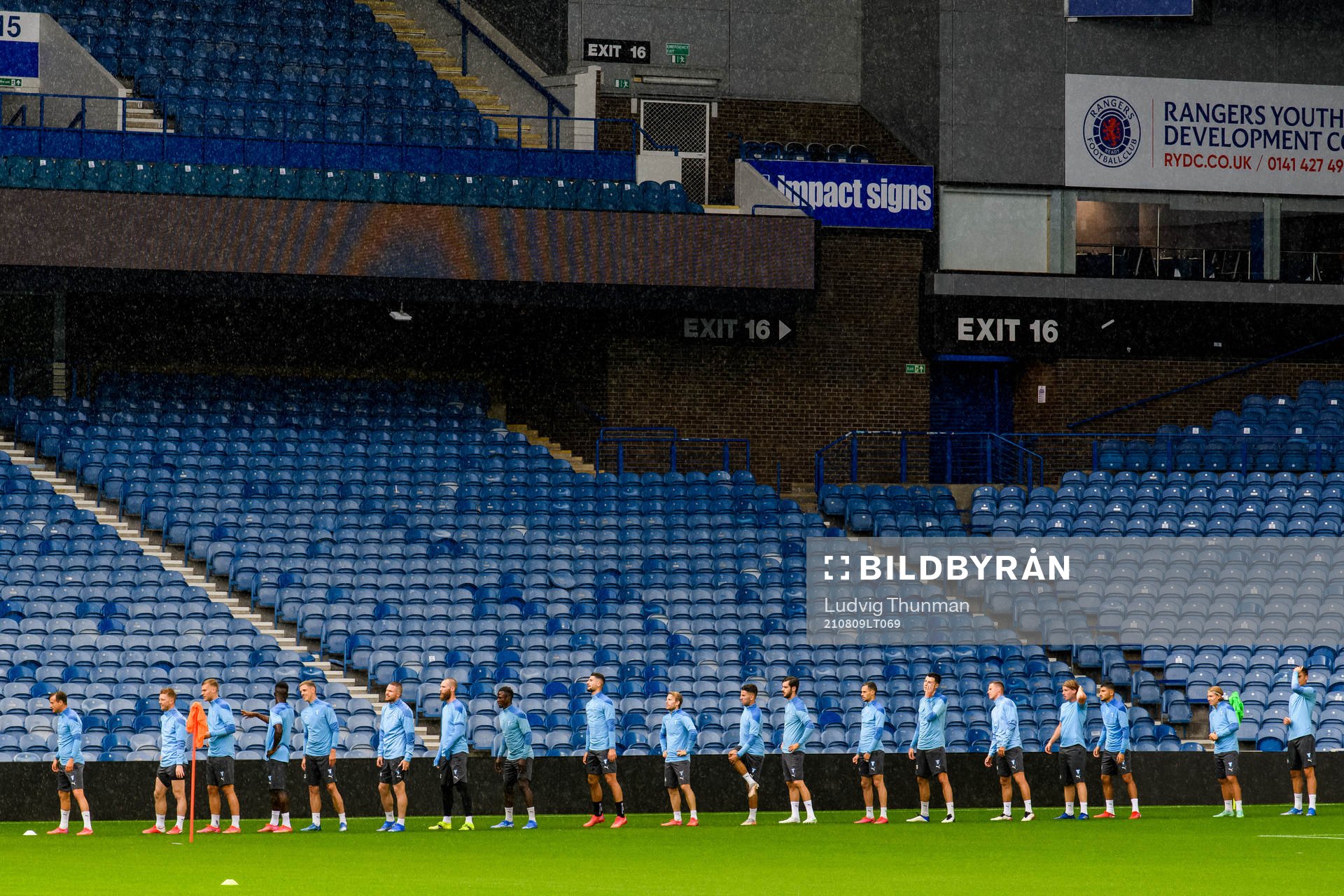 Players warm up