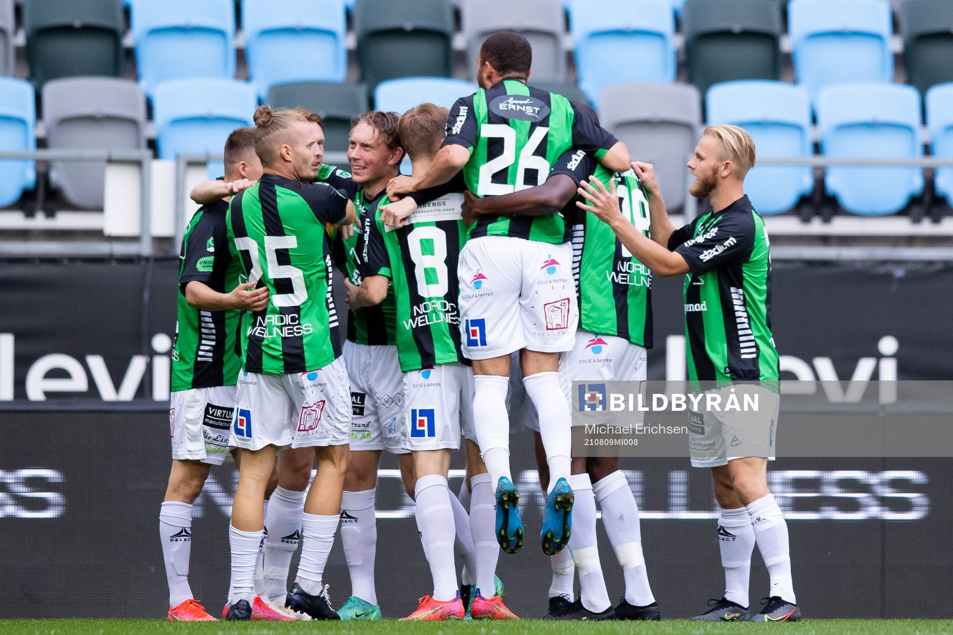 GAIS Julius Lindberg jublar med lagkamrater