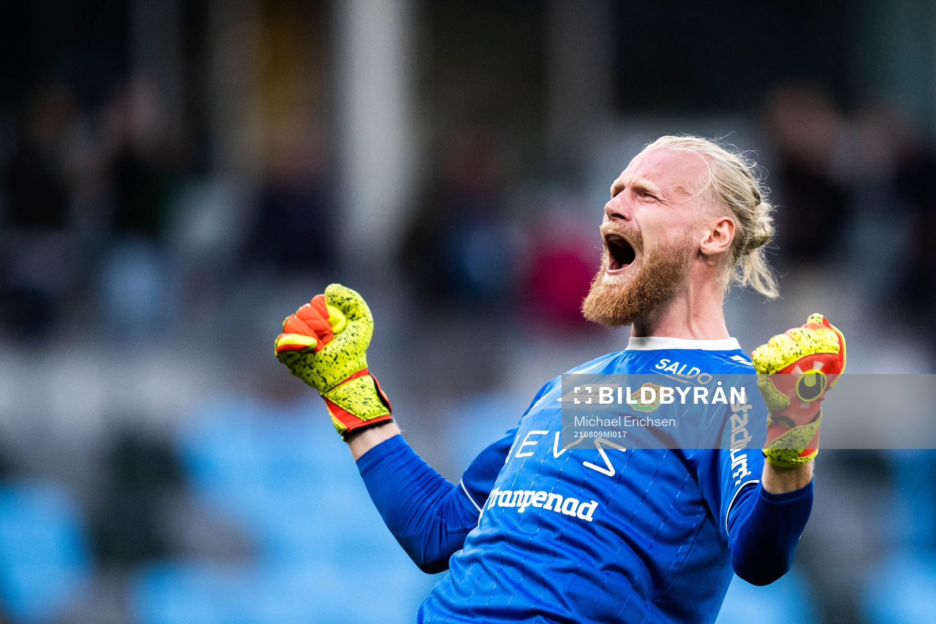 GAIS målvakt Mathias Karlsson jublar