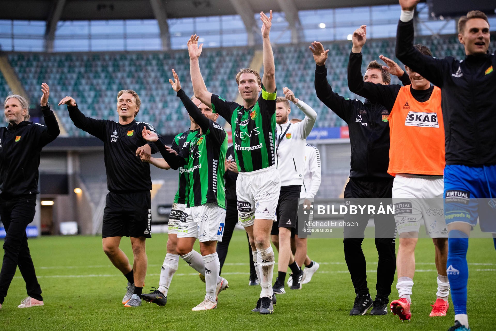 GAIS spelare jublar och tackar klacken efter fotbollsmatchen i Superettan mellan GAIS och Vasalund den 9 augusti 2021 i Göteborg. 
