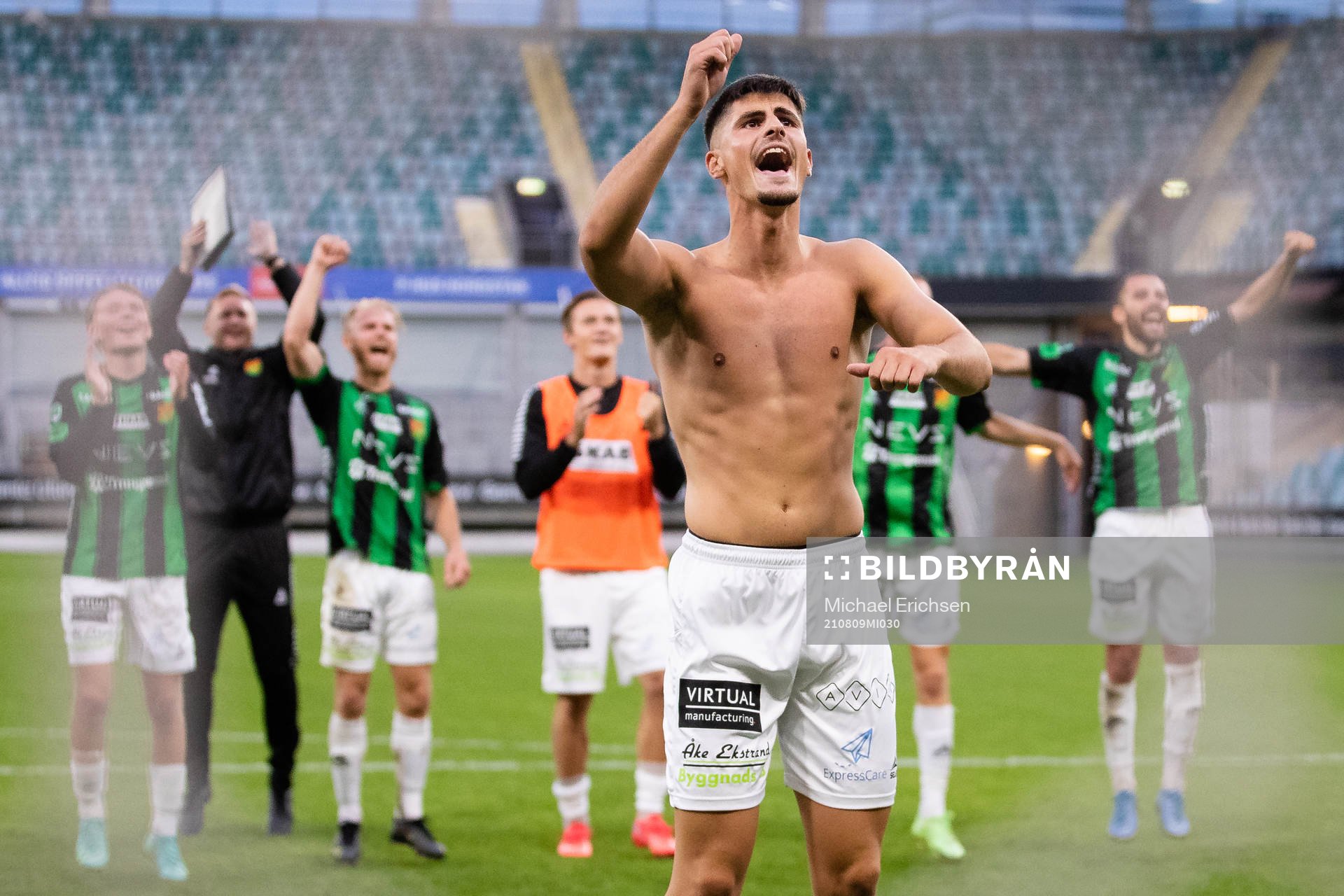GAIS Emin Grozdanic  jublar och tackar klacken med en sång