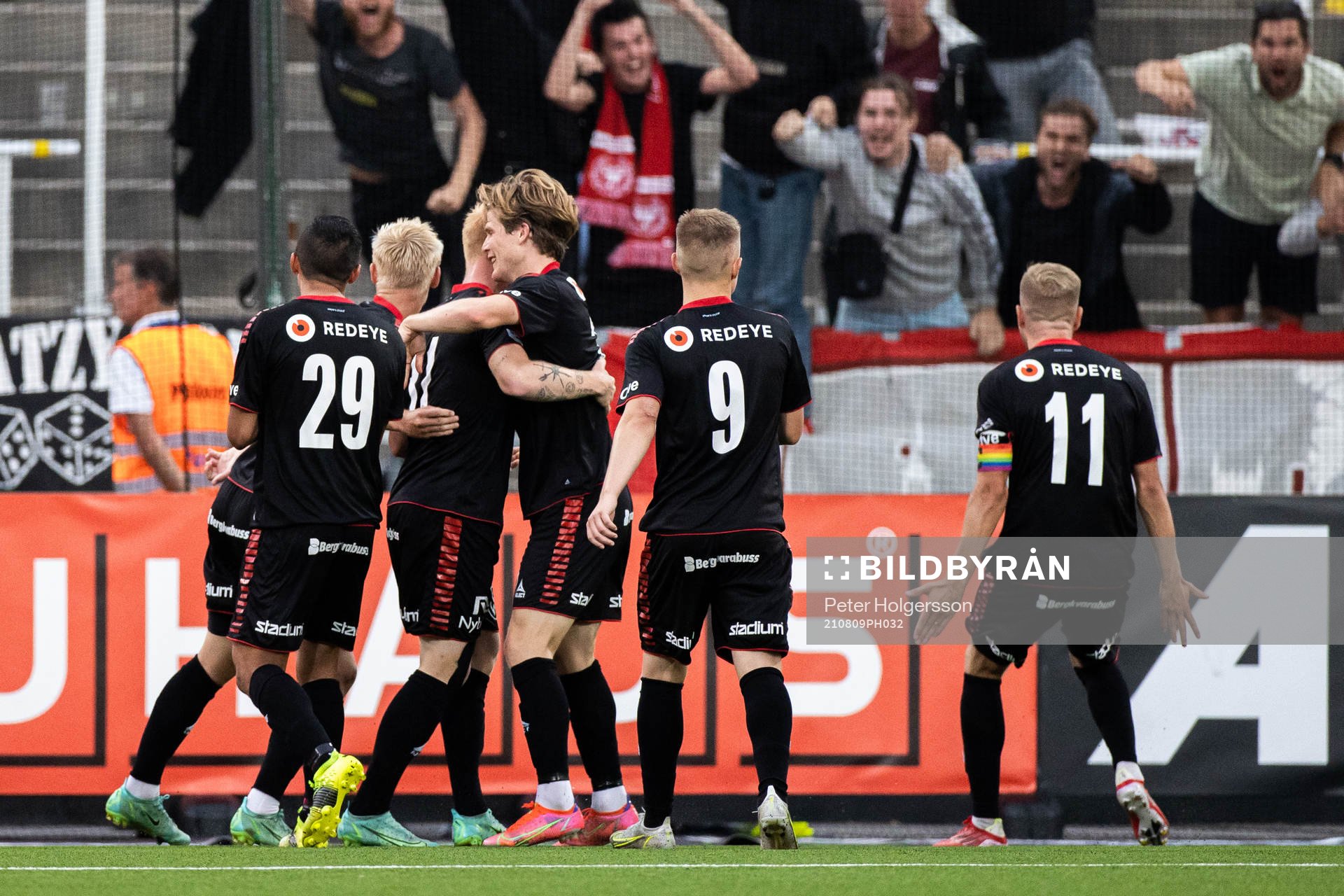 Kalmars spelare jublar efter 0-2 målet under fotbollsmatchen i Allsvenskan mellan IFK Norrköping och Kalmar den 9 augusti 2021 i Norrköping. 