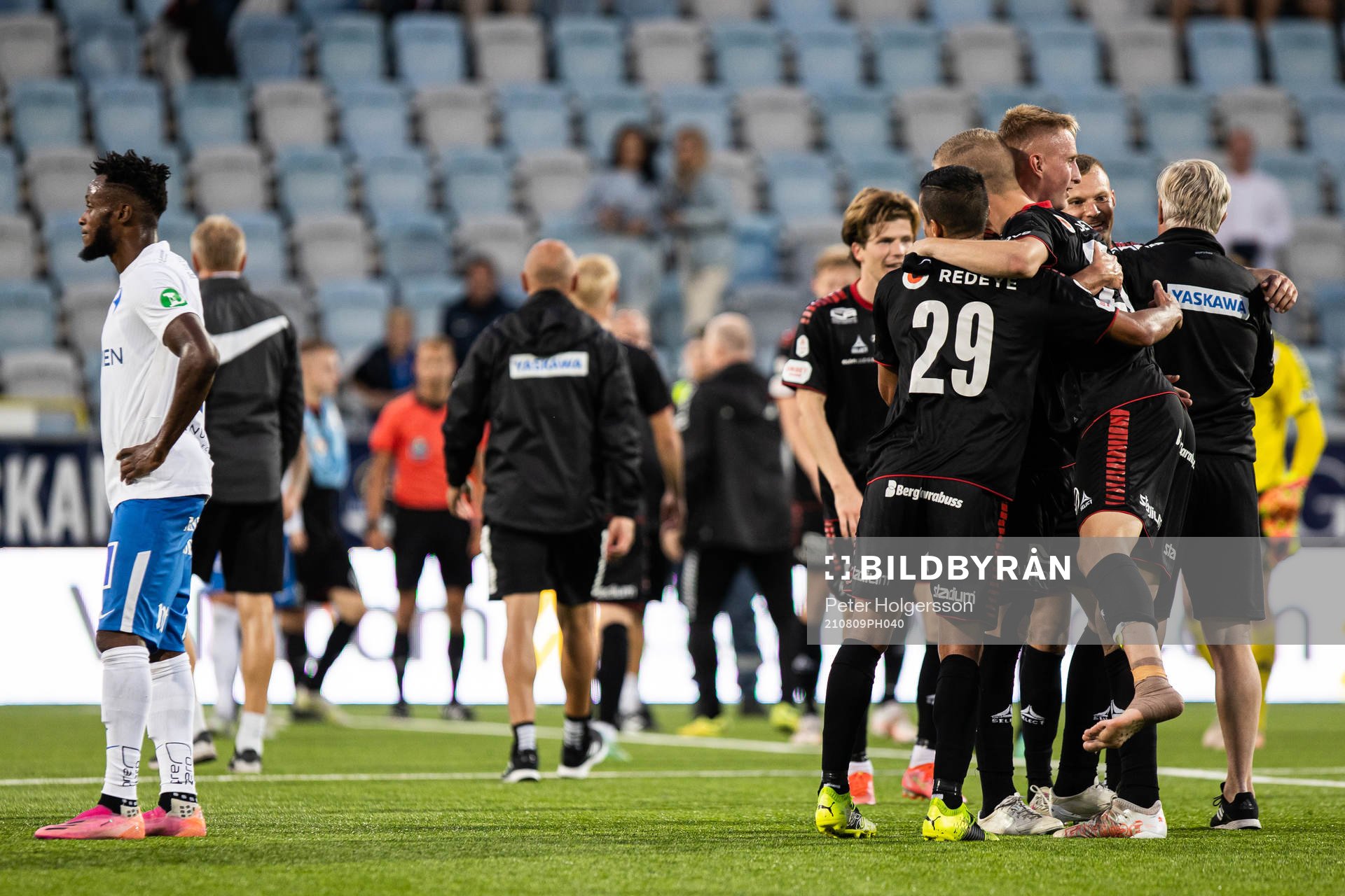 Kalmars spelare jublar medan IFK Norrköpings Samuel