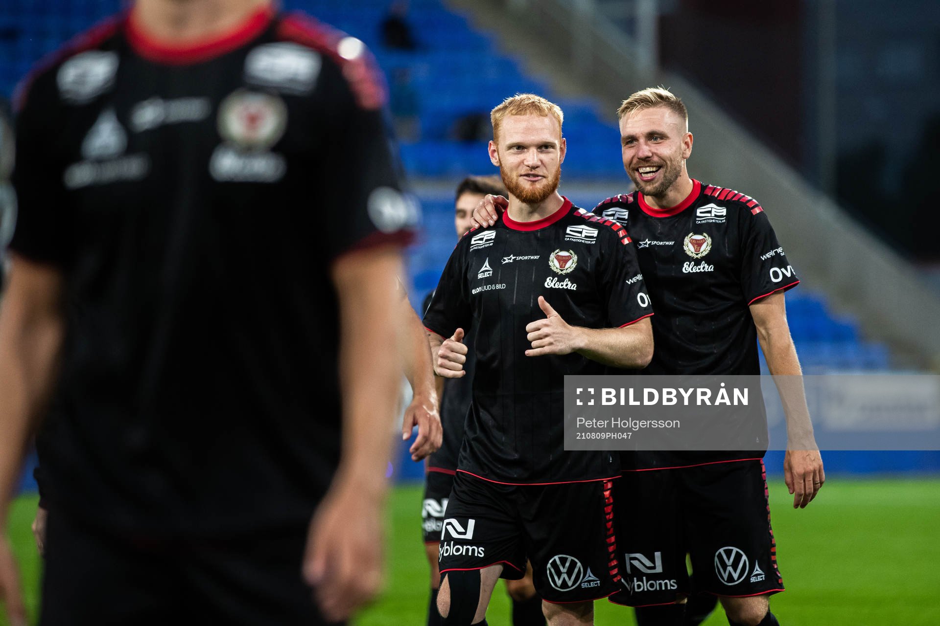 Kalmars Nils Fröling och Jonathan Ring jublar efter fotbollsmatchen i Allsvenskan mellan IFK Norrköping och Kalmar den 9 augusti 2021 i Norrköping.