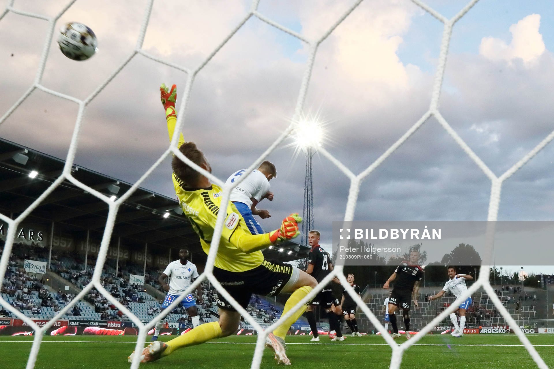 Kalmars målvakt Lucas Hägg Johansson vid målchans för IFK Norrköpings Christoffer Nyman under fotbollsmatchen i Allsvenskan mellan IFK Norrköping och Kalmar den 9 augusti 2021 i Norrköping.