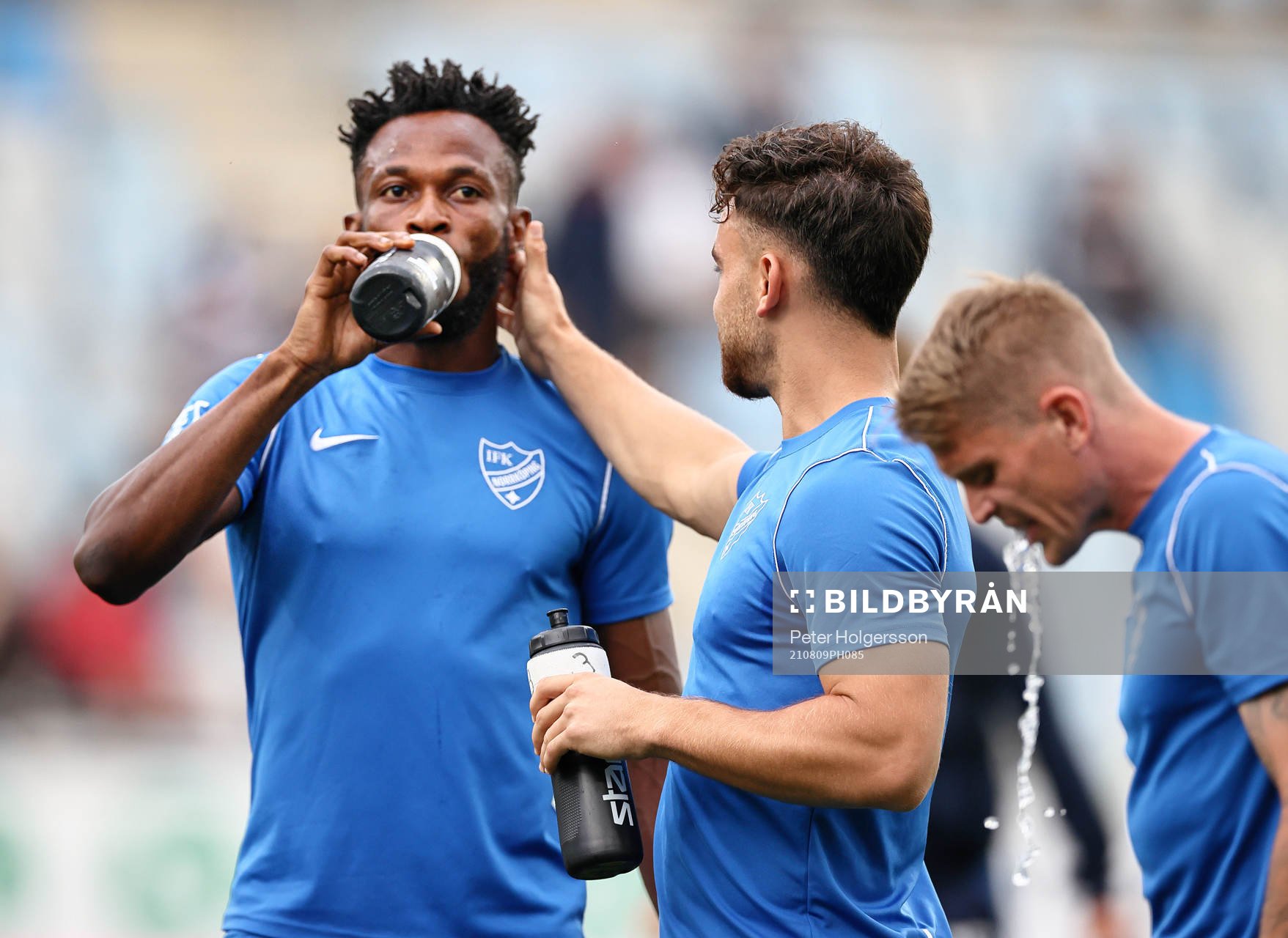 IFK Norrköpings Yahav Gurfinkel klappar Samuel Adegbenro