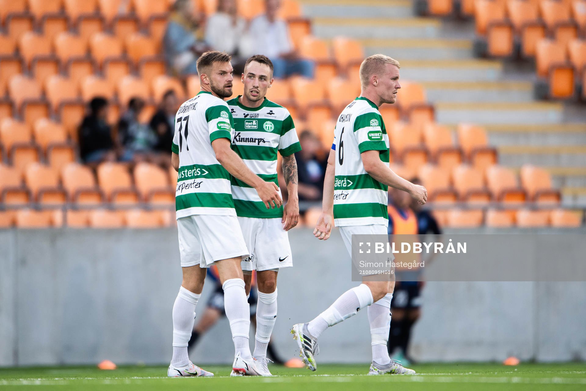 Västerås Erik Björndahl, Filip Tronét och Simon Johansson jublar efter 1-2 under fotbollsmatchen i Superettan mellan Västerås SK och Akropolis den 9 augusti 2021 i Västerås.