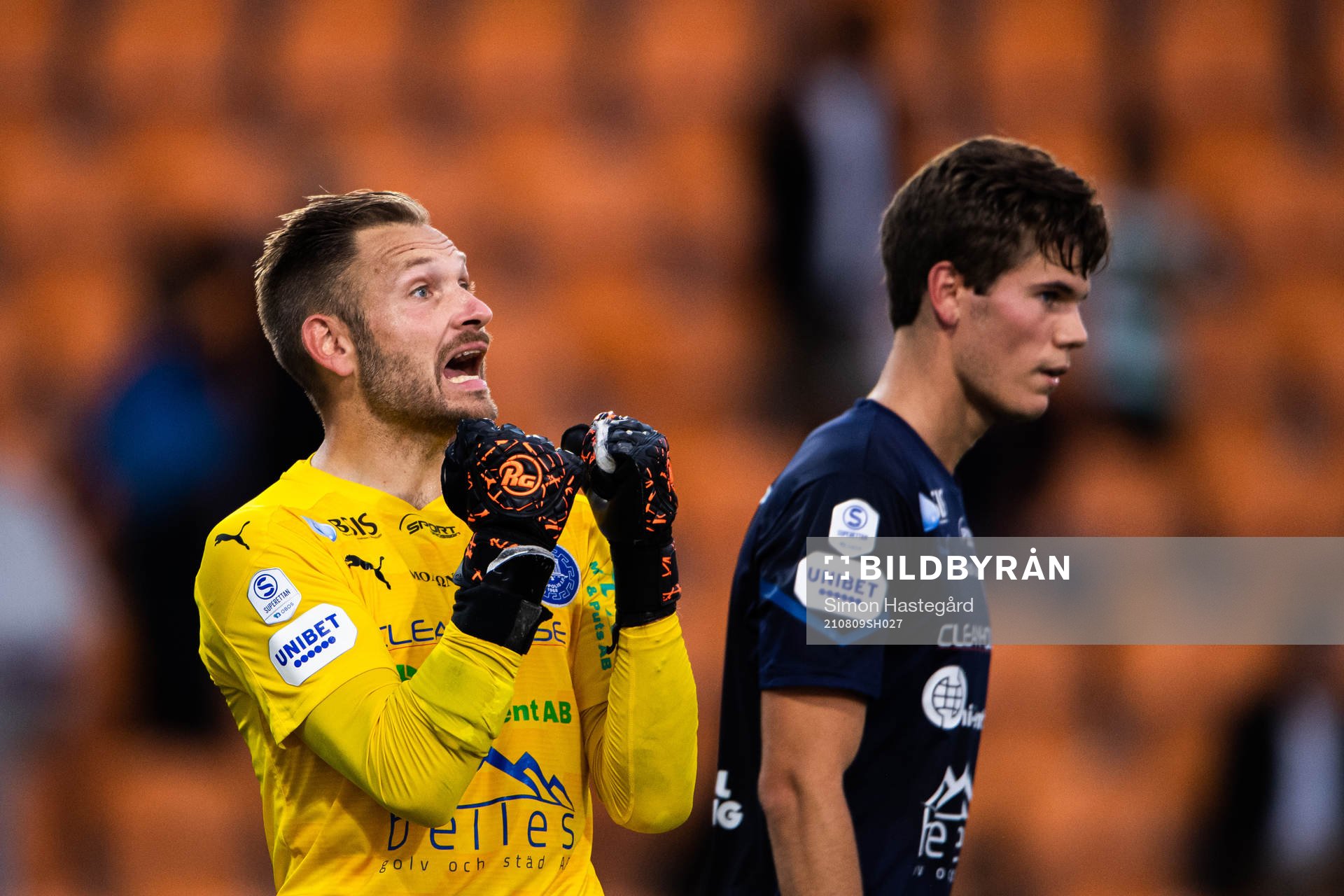 Akropolis målvakt John Alvbåge jublar efter fotbollsmatchen i Superettan mellan Västerås SK och Akropolis den 9 augusti 2021 i Västerås.