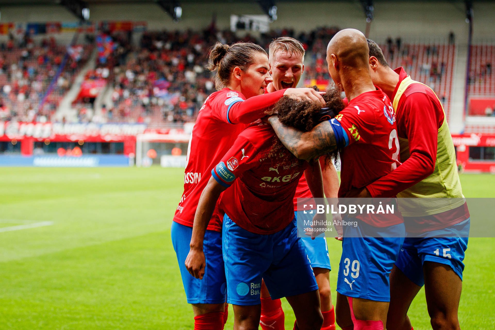 Helsingborgs spelare jublar med Adam Kaied