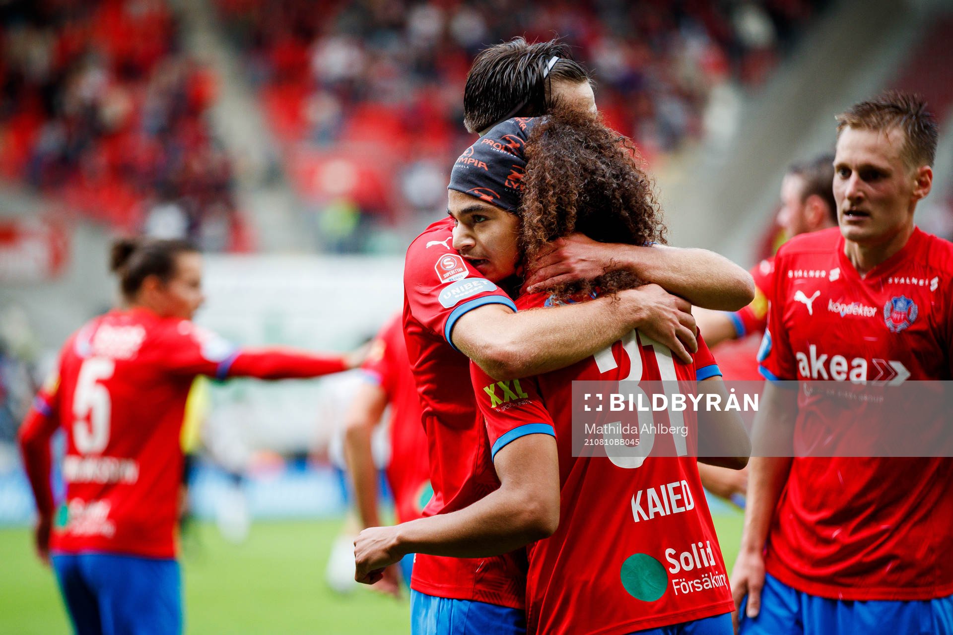 Helsingborgs spelare jublar med Adam Kaied