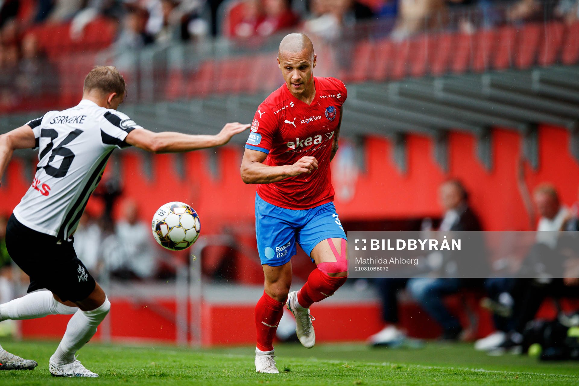 Landskronas Jonathan Asp och Helsingborgs Anthony van den Hurk under fotbollsmatchen i Superettan mellan Helsingborg och Landskrona den 10 augusti 2021 i Helsingborg.