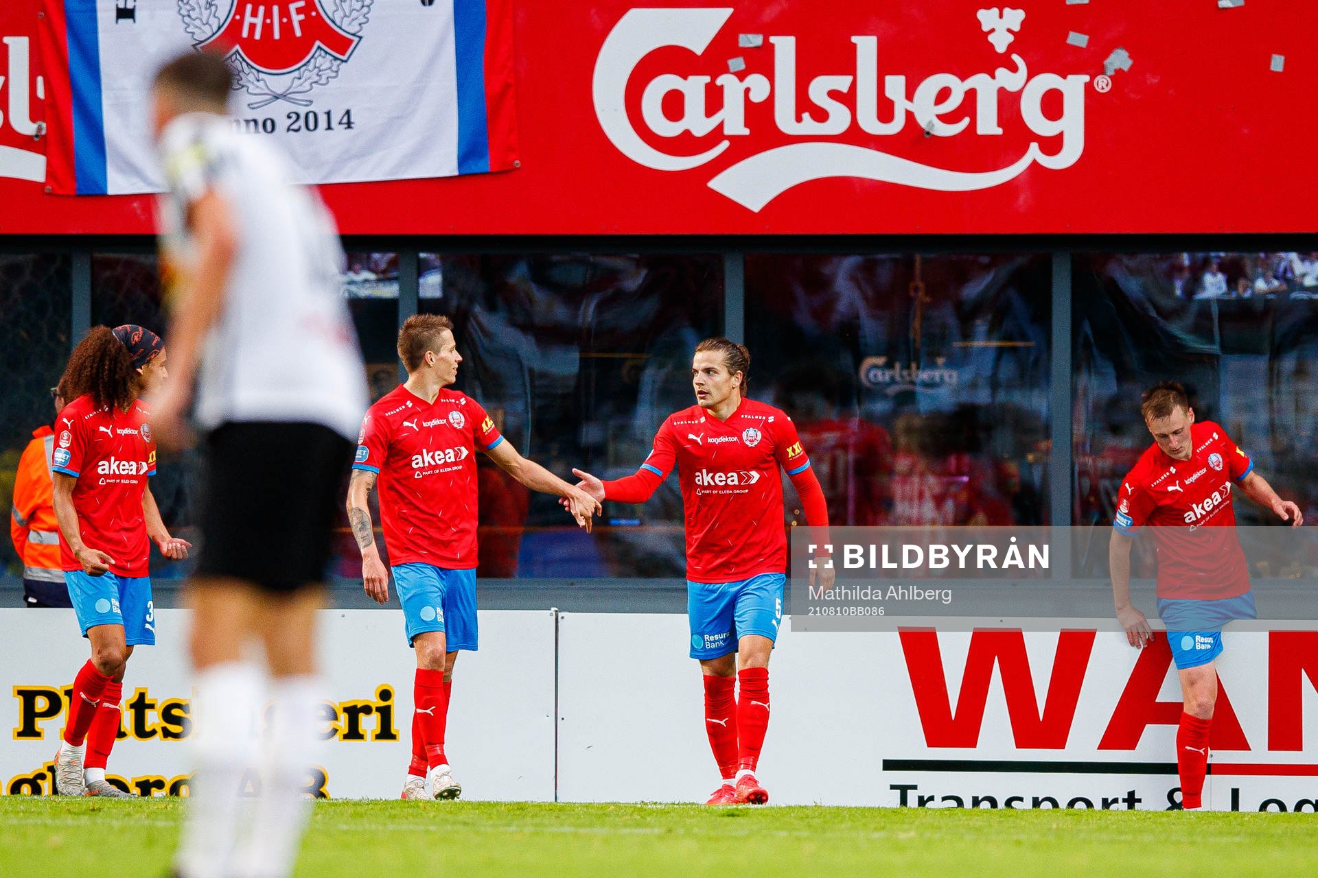 Helsingborgs Rasmus Karjalainen och Brandur Hendriksson Olsen jublar efter 2-1 under fotbollsmatchen i Superettan mellan Helsingborg och Landskrona den 10 augusti 2021 i Helsingborg.