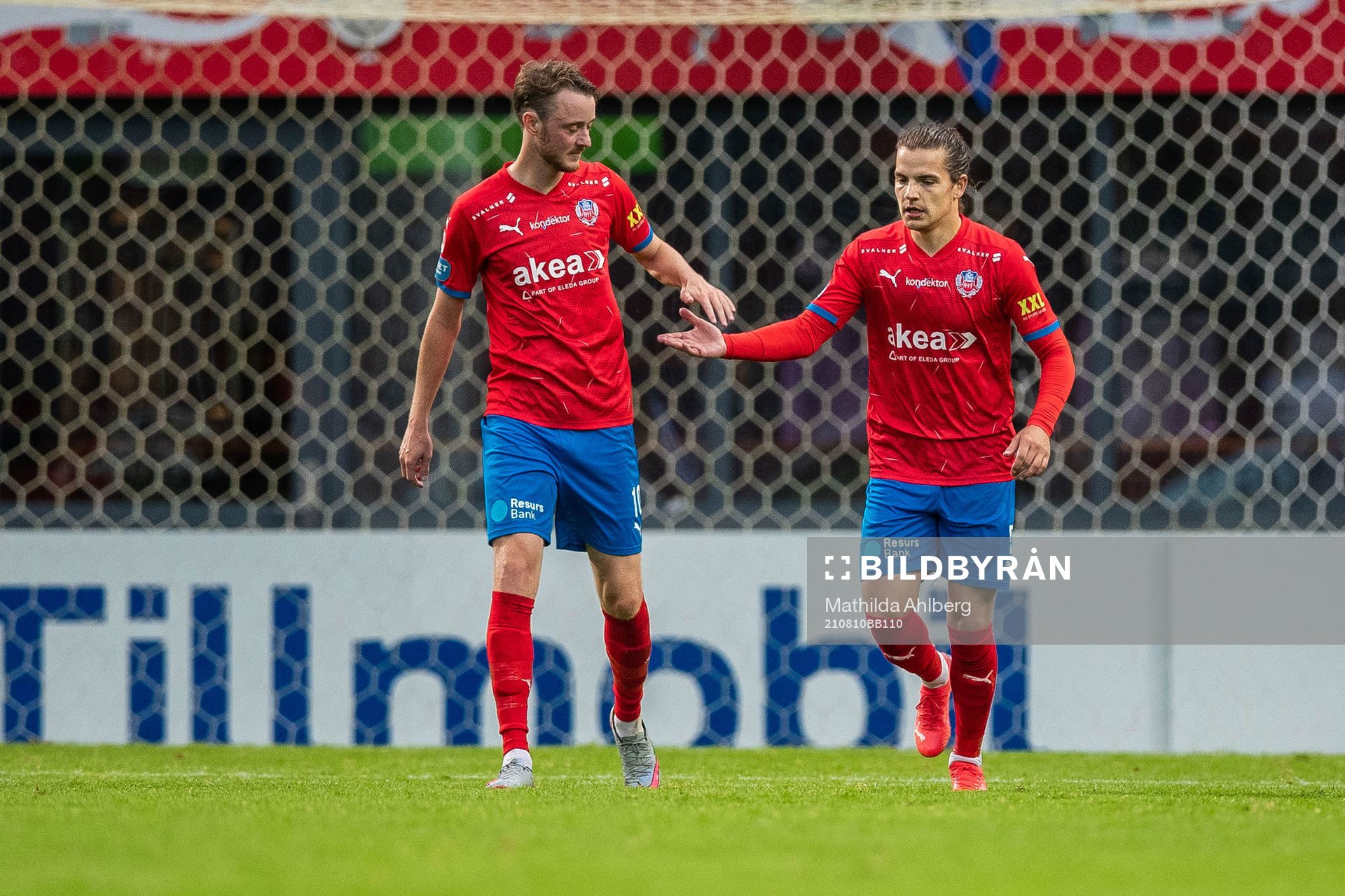 Helsingborgs Rasmus Jönsson och Brandur Hendriksson Olsen jublar efter 2-1 under fotbollsmatchen i Superettan mellan Helsingborg och Landskrona den 10 augusti 2021 i Helsingborg.