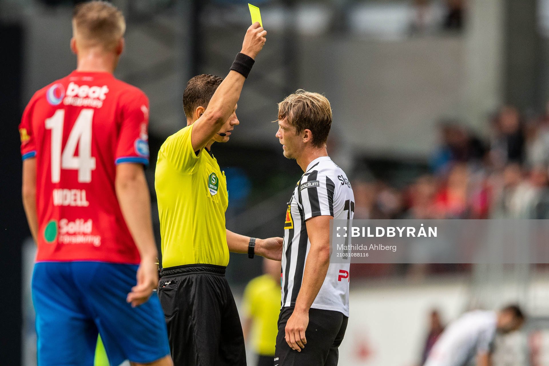 Domare Martin Strömbergsson varnar Landskronas Robin Hofsö