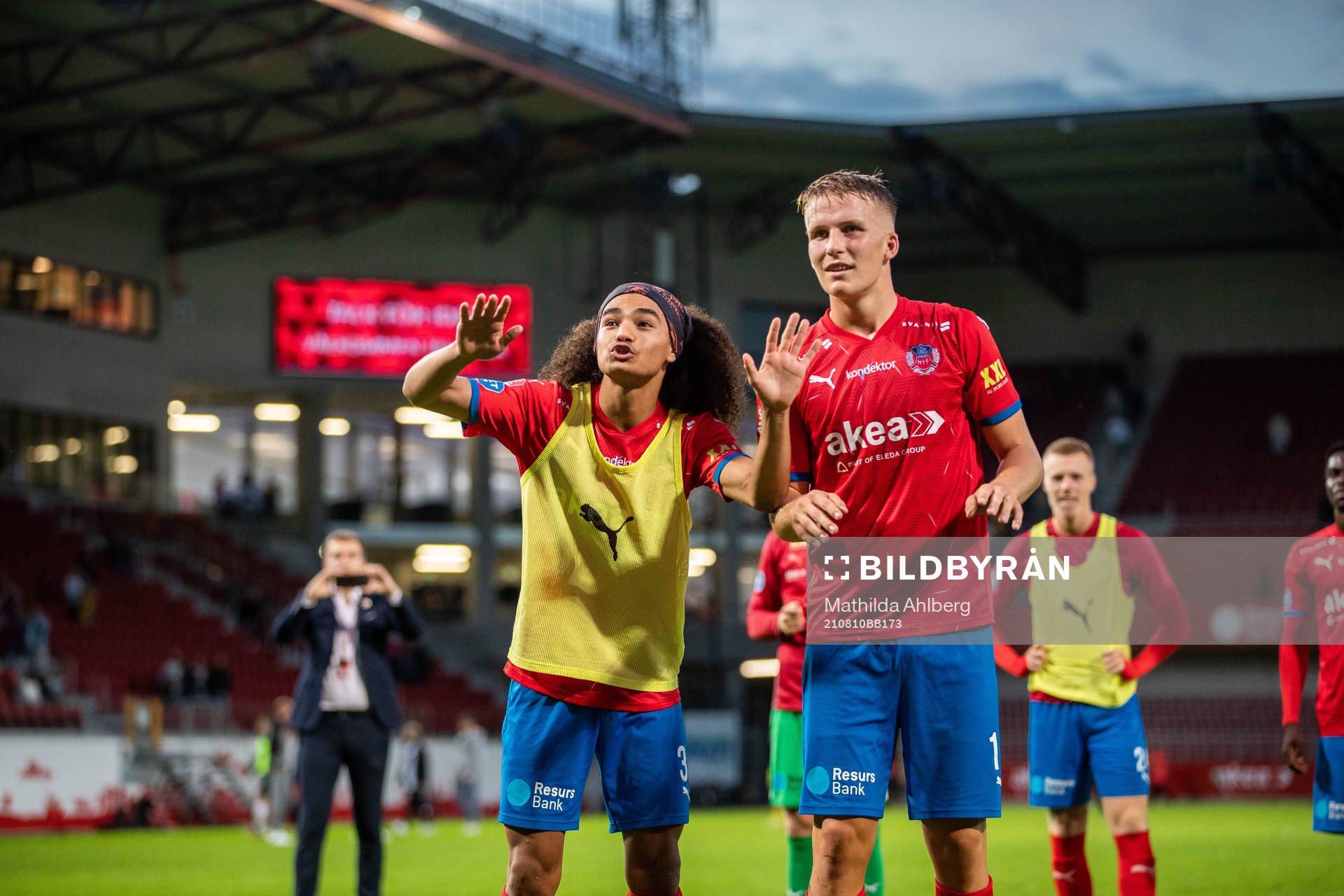 Helsingborgs Benjamin Acquah och Casper Widell jublar efter fotbollsmatchen i Superettan mellan Helsingborg och Landskrona den 10 augusti 2021 i Helsingborg.