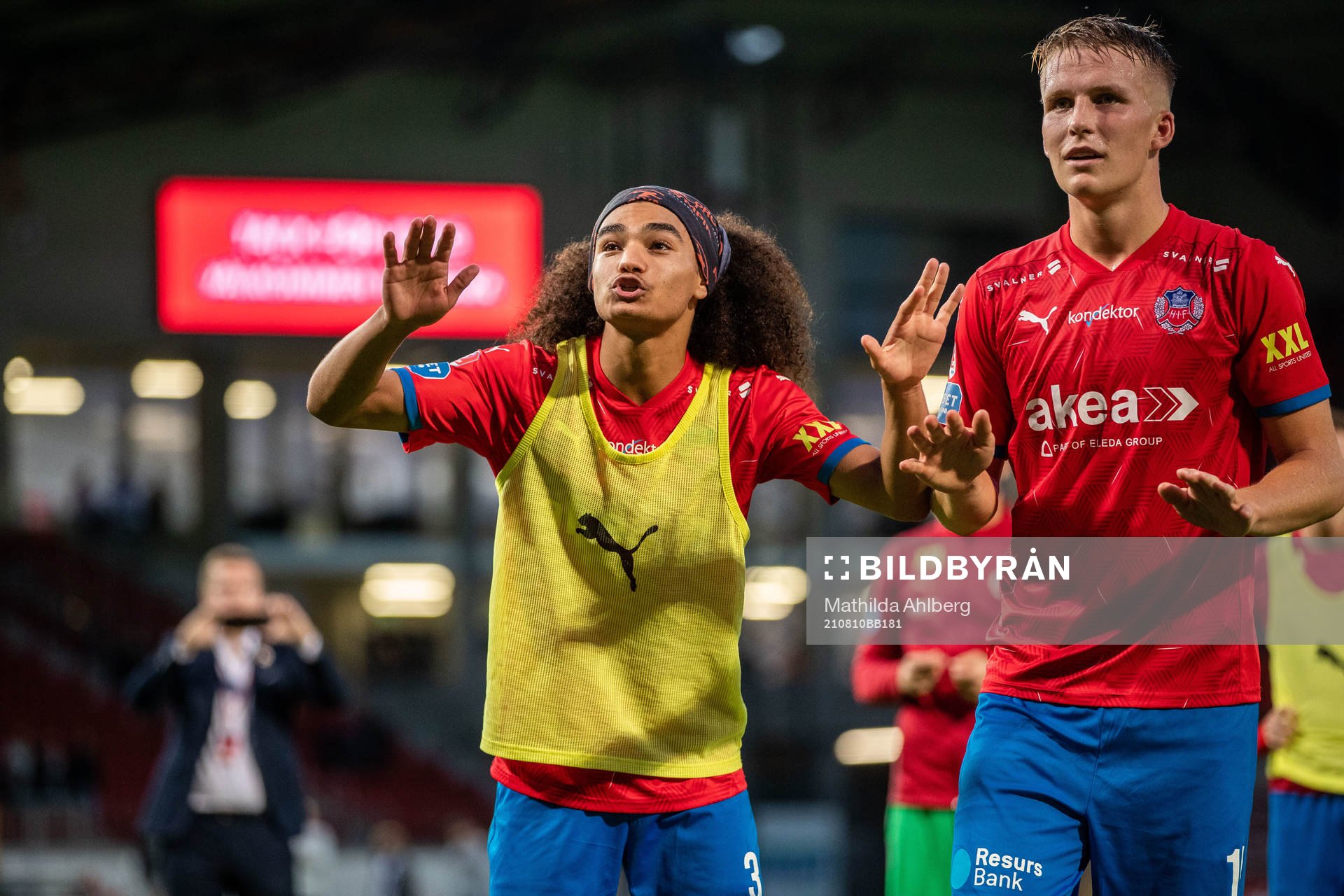 Helsingborgs Adam Kaied och Casper Widell jublar efter fotbollsmatchen i Superettan mellan Helsingborg och Landskrona den 10 augusti 2021 i Helsingborg.