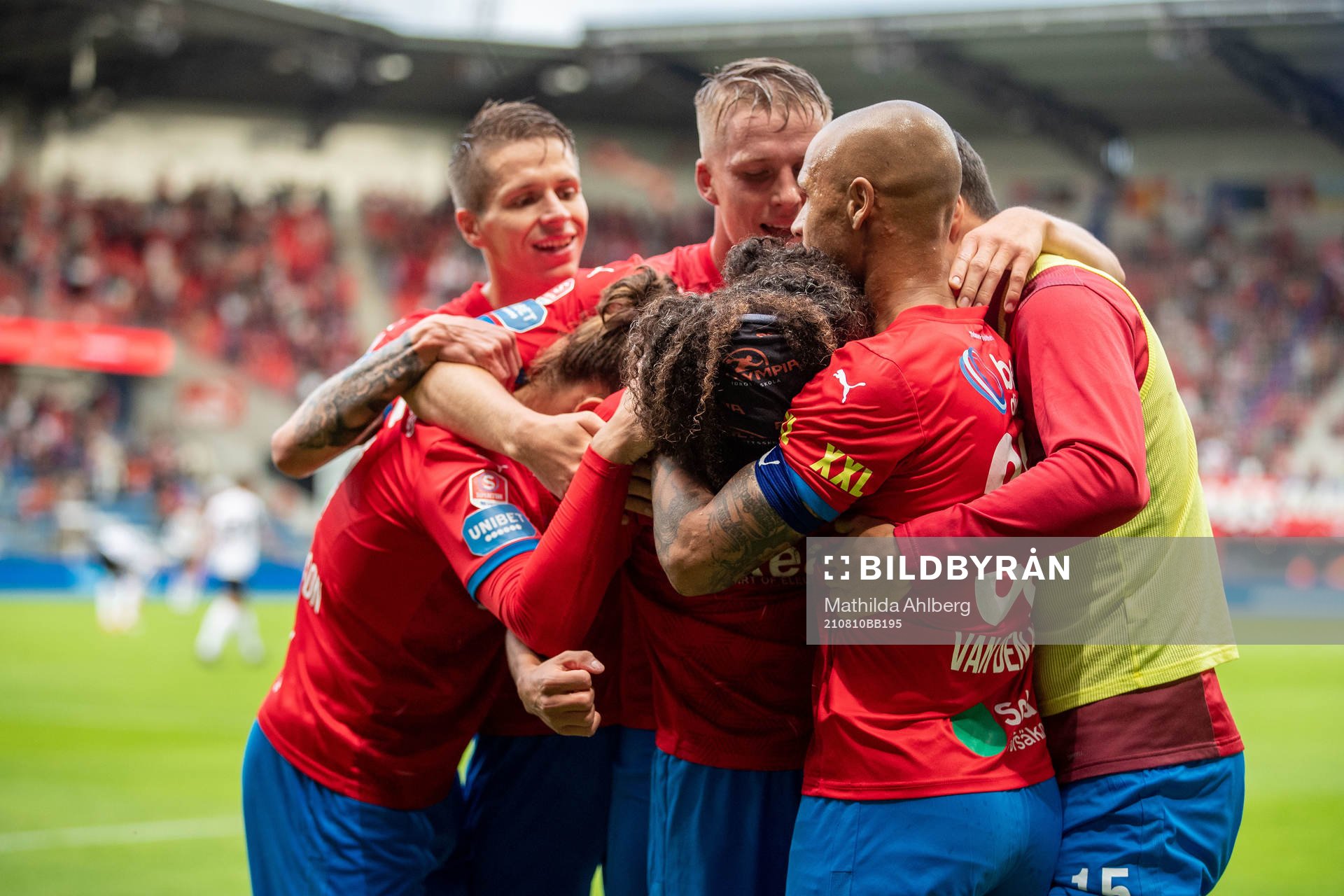Helsingborgs Adam Kaied jublar med lagkamrater
