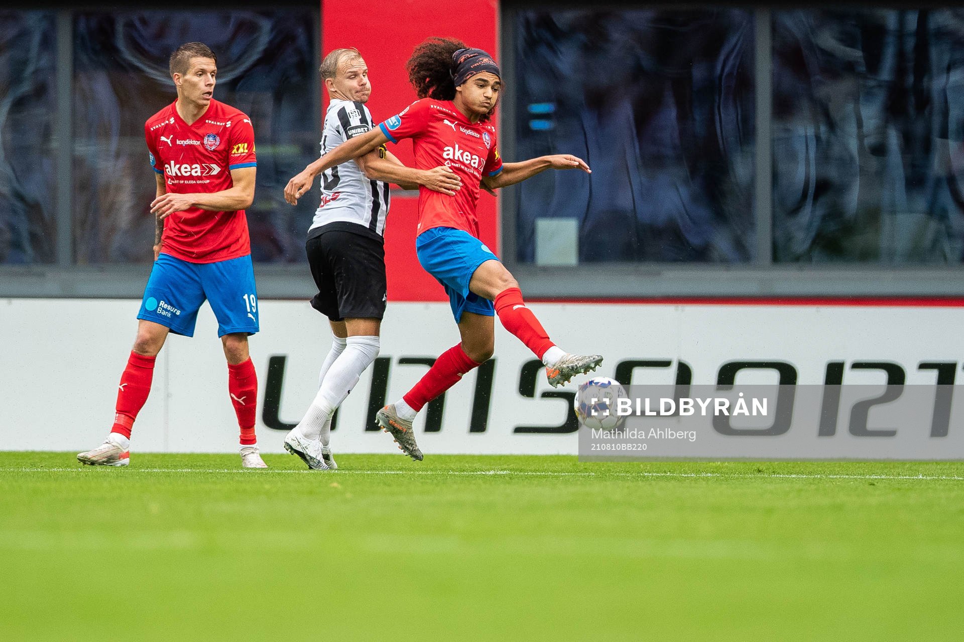 Landskronas Dennis Olofsson och Helsingborgs Adam Kaied under fotbollsmatchen i Superettan mellan Helsingborg och Landskrona den 10 augusti 2021 i Helsingborg.