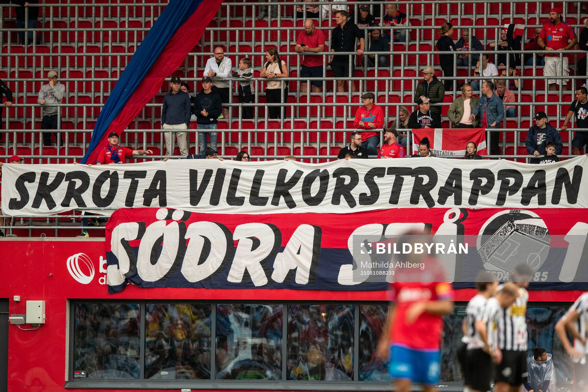 Banderoll med texten Skrota Villkorstrappan