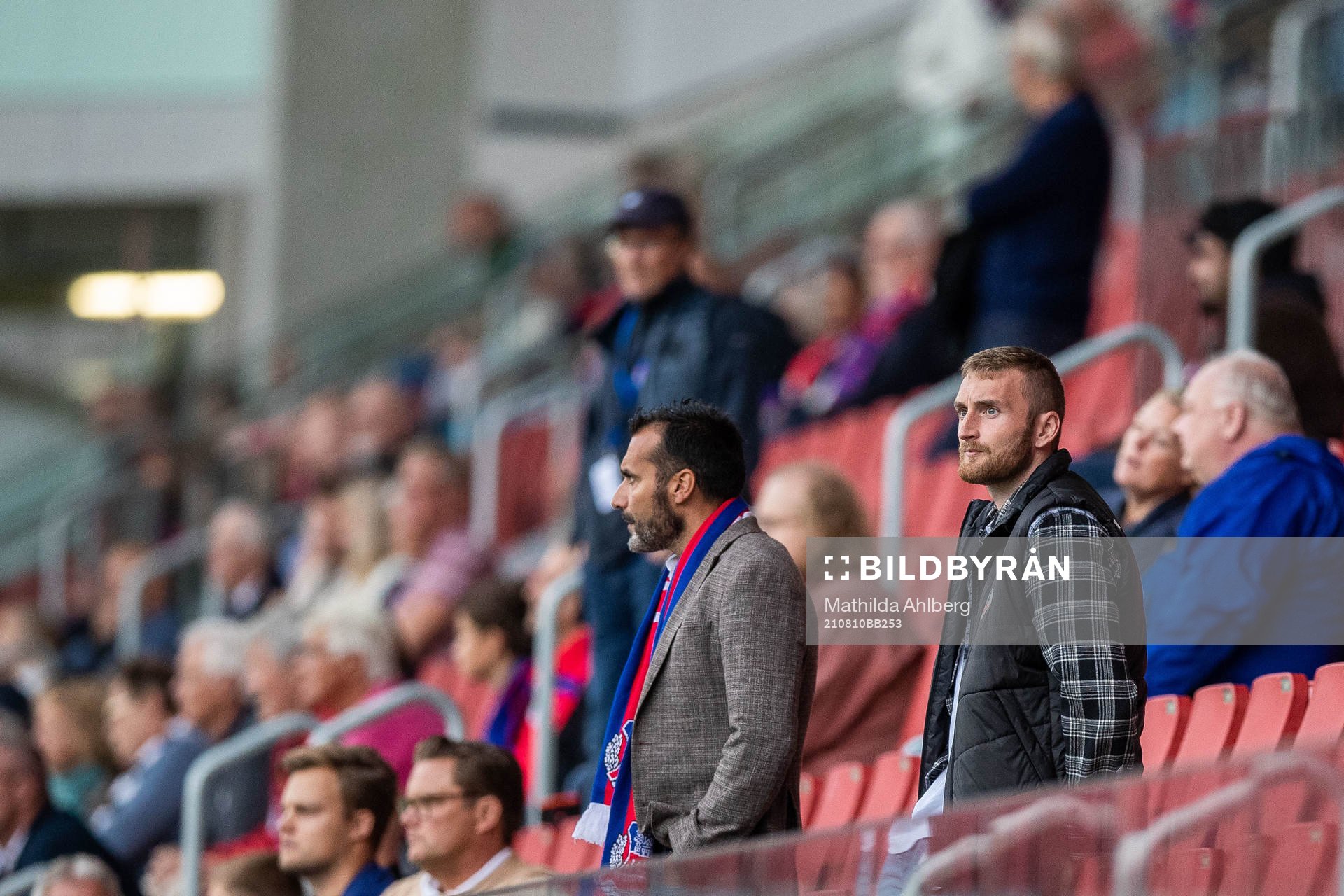 Helsingborgs målvakt Alexander Nilsson på läktaren