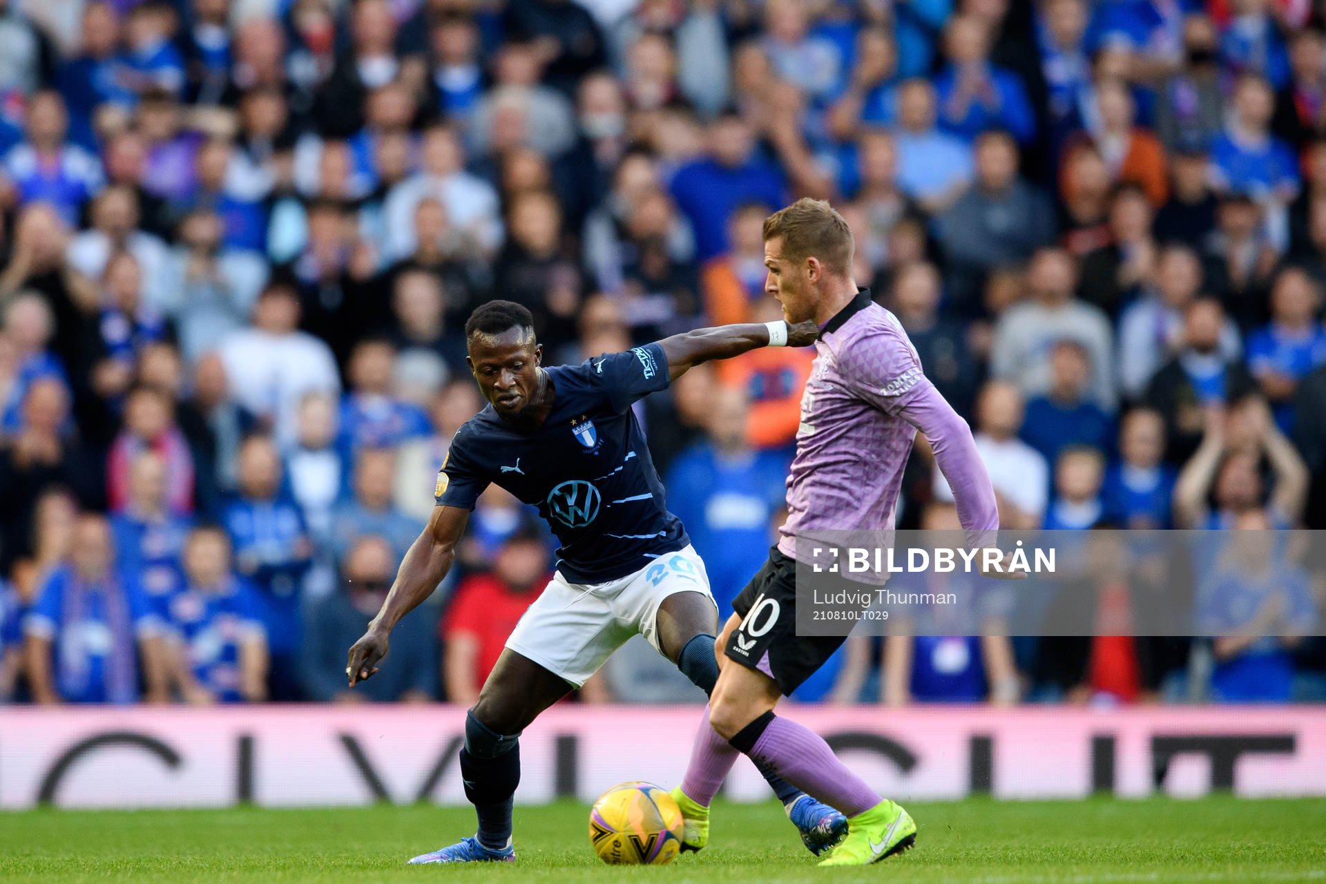 Bonke Innocent of Malmö FF and Steven Davis of Rangers