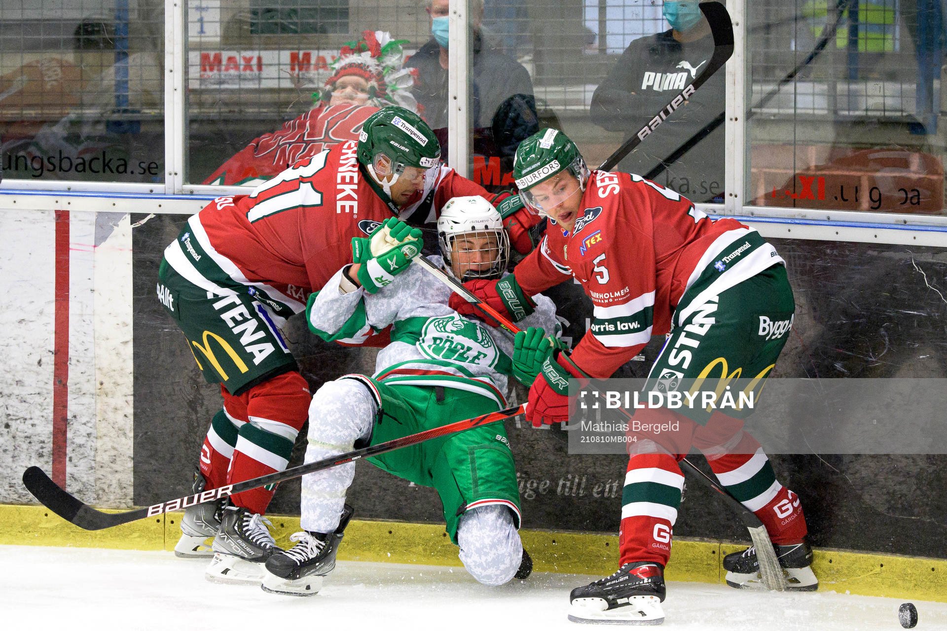 Rögles Marco Kasper i en kamp mot Frölundas Nicklas Lasu