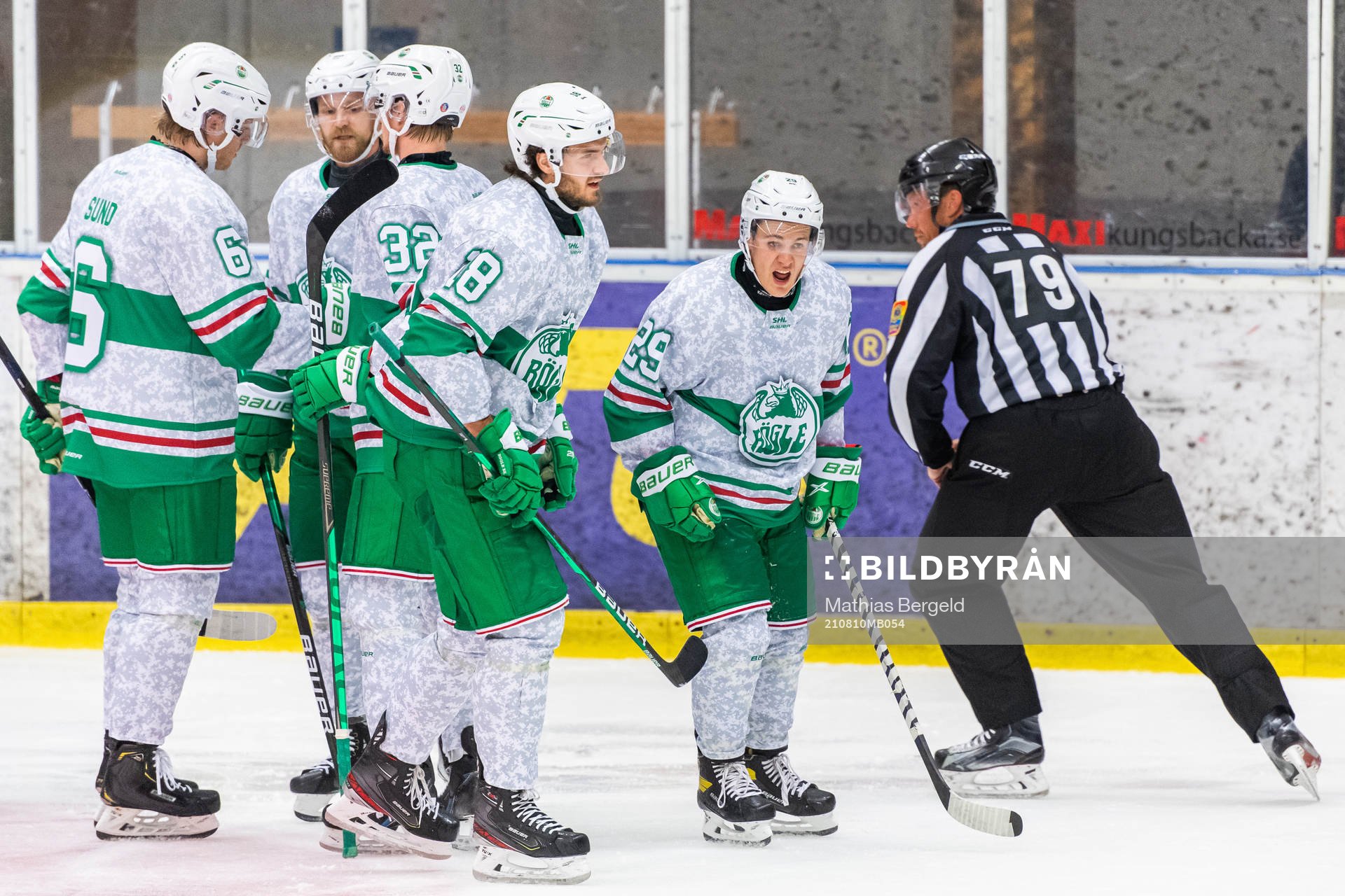 Rögles Dennis Everberg jublar med målskytten till 3- 3