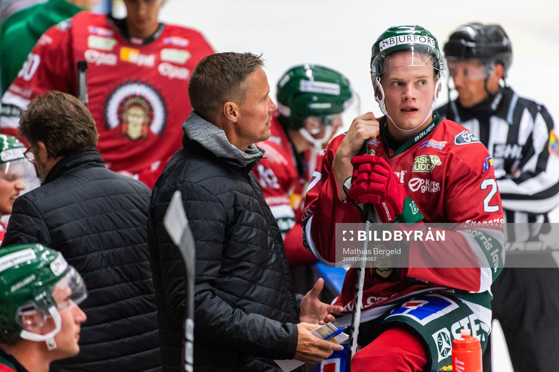 Frölundas tränare Roger Rönnberg diskuterar med Teodor