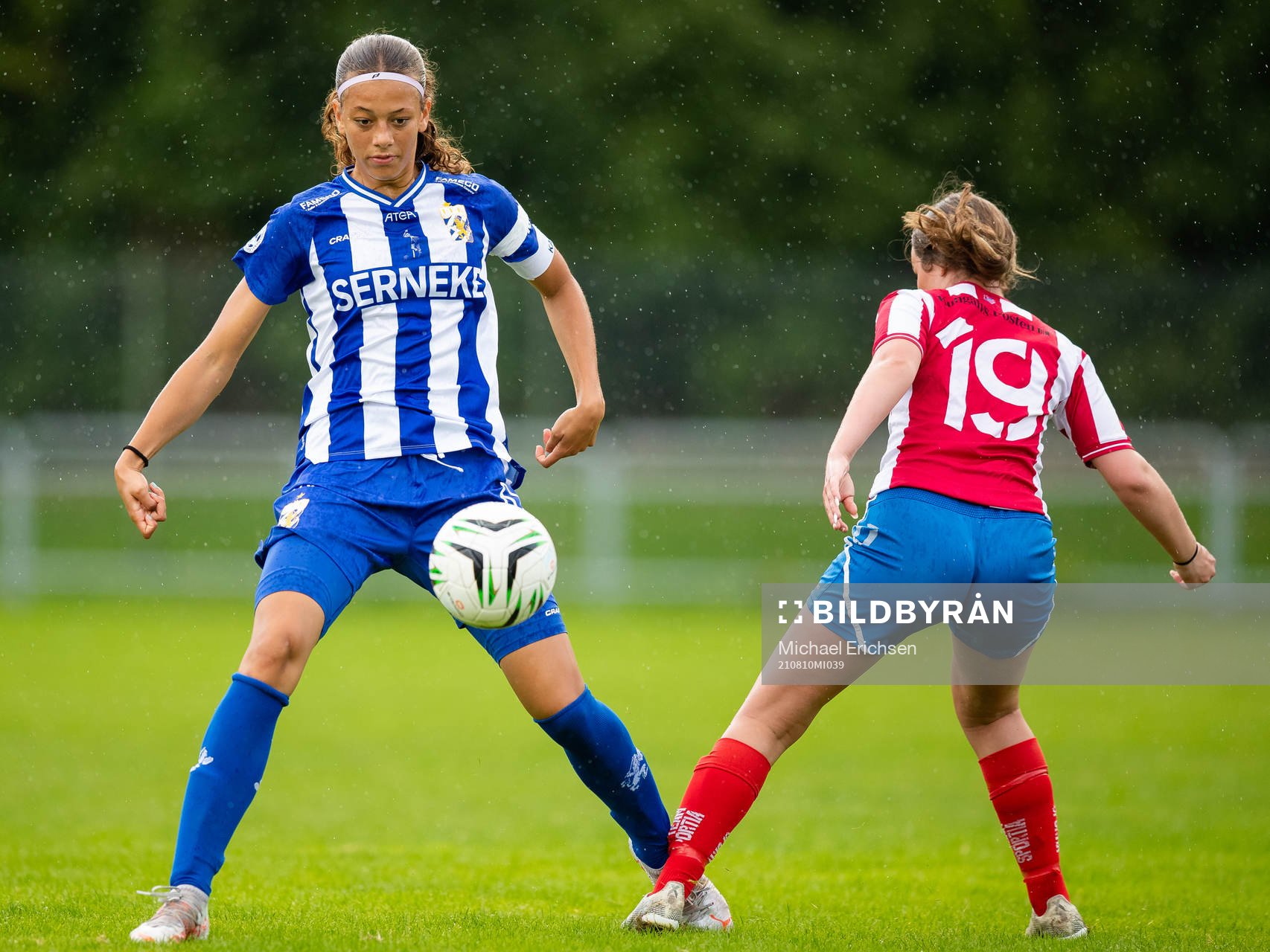 IFK Göteborgs Malva Larsson och Ytterbys Julia Lipic