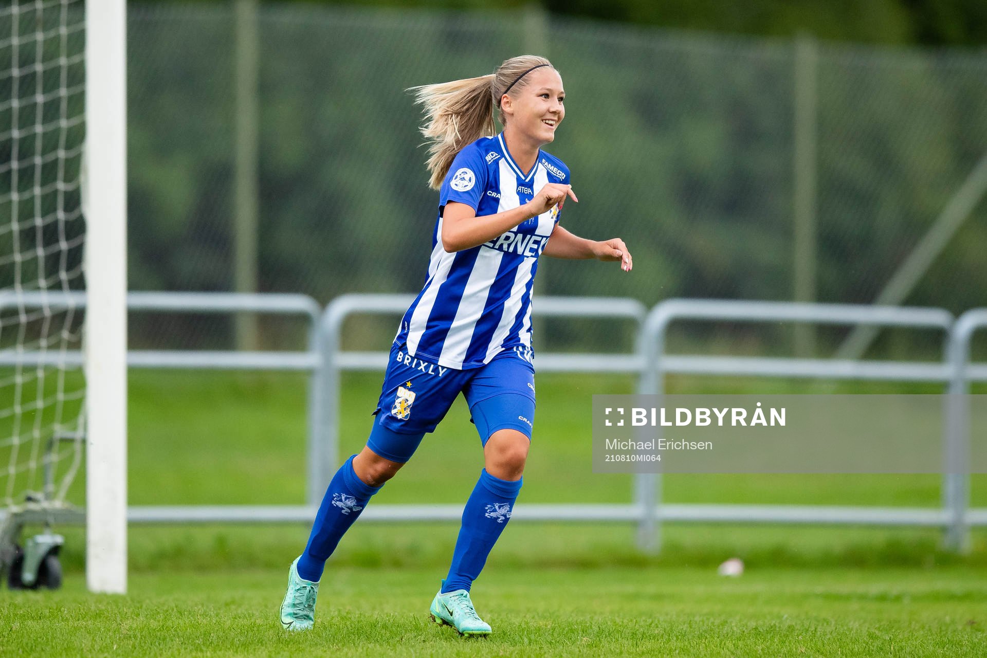 IFK Göteborgs Novalie Jensen jublar efter 0-5 under fotbollsmatchen i division 3 mellan Ytterby och IFK Göteborg den 10 augusti 2021 i Kungälv.