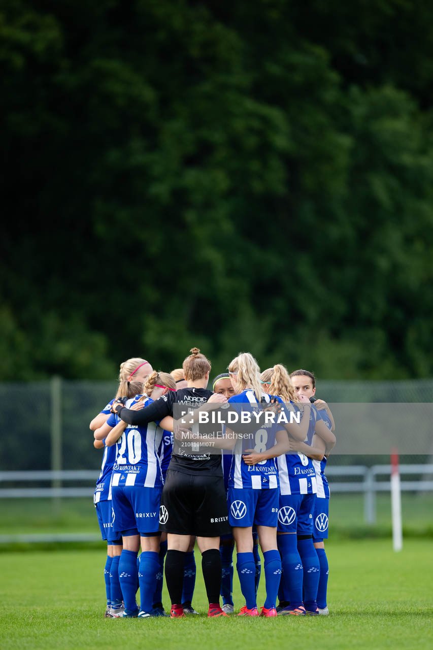 IFK Göteborg samlade innan fotbollsmatchen i division 3