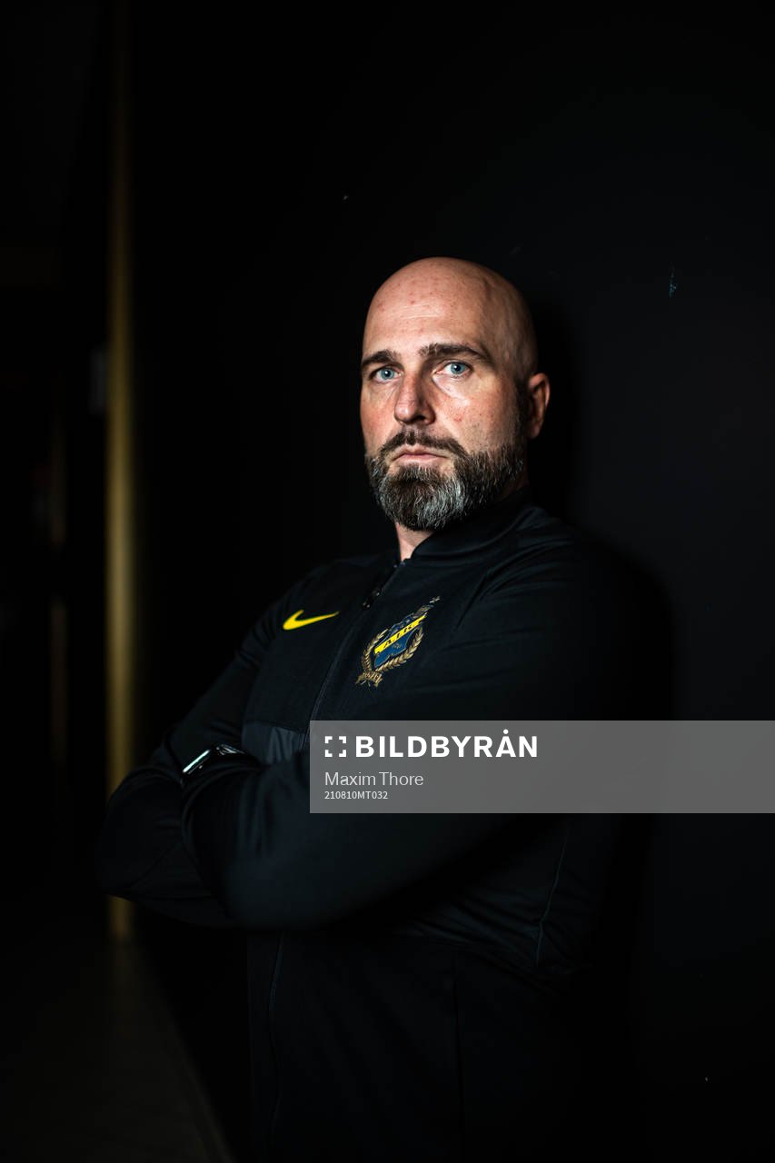 Peter Wennberg, teknisk direktör, poserar för ett porträtt under en fotografering med AIK den 10 augusti 2021 i Stockholm. 
