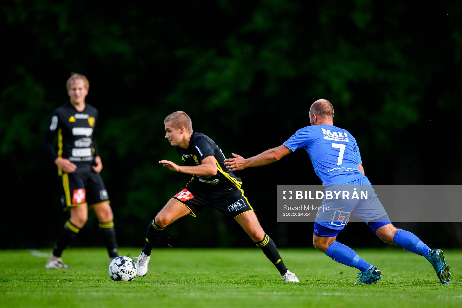 Växjö Norras Arvid Borg och Älmhults Kalle Johansson under fotbollsmatchen i division 3 sydöstra götaland mellan Växjö Norra och Älmhult den 10 augusti 2021 i Växjö.
